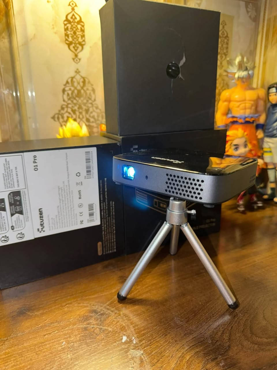 اسلام عليكم اخوان
قطعه لوك داتا شو بروجكتر Futuzen O1 Pro
 الغني عن التعريف 
كامل ملحقات مصنوع من ال الالمنيوم والصطع من الابلاستك المقوى
 شباب الجهاز مو اسمارت وشغلته حلوه مو معقده ينشد بث مباشر على الموبايل
ايفون او اندرويد
 دقه 1080 بكسل مع دعم تشغيل مقاطع 4K عدسه بتقنيه DLP وليس LCD العاديه ​تباين أفضل وعمق ألوان ​وعمر أطول وحماية من الغبار
 البطاريه 8000 مللي أمبير مدة التشغيل تكفي التشغيل المتواصل لمده تتراوح من ساعتين الى ساعتين ونصف حسب قوه الاضائه والصوت
 مع ستان قابل للتحرك والتكبير والتصغير حسب الحاجه
 يعرض حجم شاشة يوصل من 30 بوصة حتى 150 بوصه حسب الحاجه
 التحكم بالريمونت او الازرار العلويه الخاصه في الجهاز تعمل كا ماوس 
او عبر التطبيق الخاص بها
المنافذ مدخل اج دي لربط الستلايت او اجهزه الالعاب
شحن تايبسي مع امكانيه تشغيله على باور بانك
مديل يو اي بي لتشغيل الافلاش 
مدخل خاص لربط السماعات او مضخم صوت سلكيا
بالتأكيد يجي واي فاي 
وبلوتوث يربط جهازين بنفس الوقت مثلآ ماوس وسماعات 
مزود بحساس تعديل الصوره التلقائي 
نضام اندرويد 11 
السعر 150 الف مع التوصيل جاي يبيعو 200 الف والله العضيم
ملاحضه الجهاز مستعمل 3 ايام فقط تفحص امام المندوب العجبك تنطي افلوس ماعجبك انطي فقط مبلغ التوصيل
