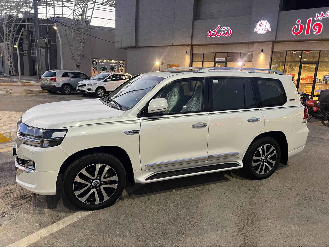 لاندكروز .SAS  موديل.2019 رقم بغداد
المواصفات
.الفئة GXR
.حجم المحرك V6
.شاشه كبيره ام الدعاء
.5 بصمات
.جنطه كهرباء 
.حساسات امامي وخلفي 
. داخل جلد 
.كشنات كهرباء 
.ثلاجه 
.شاشات عدد 3
.فتحه سقف 
.تحكمات استيرن 
.مانع انزلاق 
.نضام نزول المنحدرات 
.نضام اقتصاد البانزين .ECONOMY 
.نضام صوت 
               mark   Levinson
.مري كهرباء شفط + نضام الترحيب + اشاير بلمري
.مثبت سرعه 
. زراكات
.ثلاث قطع تبريد
.تحكمات ستيرن بلتوس اوكس
 .اضائه لد رئيسيه مع كشافات ضبابيه
(لحيه أمامية وخلفية) مع فتحة سقف كهربائية وسكك سقف (روف ريل).
 .ماشية 55 الف قابل لزياده
.مكفولة كفالة عامه من الشخط ولرصعه ولبارد
.#السعر 51 الف دولار (510 ورقه )
. سنوية بأسمي تحويل مباشر
للاستفسار
***********
*********** Singapore
