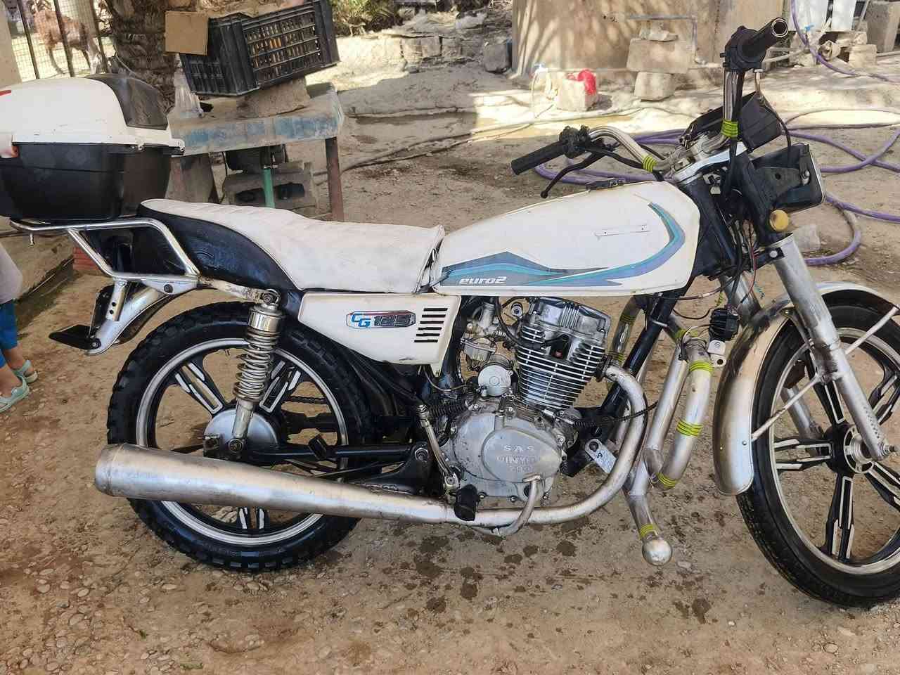 السلام عليكم 

ماطور شغال كامل بس يعوزو سايق 
موديل 19 السعر 300وبي مجال 
***********
