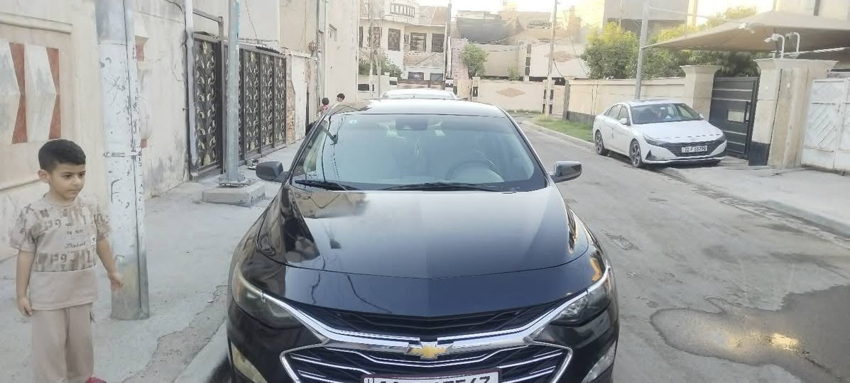 السلام عليكم من رخصت الادمن ماليبو وارد أمريكي ٢٠٢٣ بيه جاملغ أمامي يمنه بيه مكانات صبغ كما موظح بال سونار تخم تاير جديد صدر أمامي وخلفي جديد تبريد قطعتين مكان سيارة بغداد الغزالية شارع البدالة رقم الموبايل ***********او *********** سعره ١٢٥ بيه مجال مراوس ترهم
