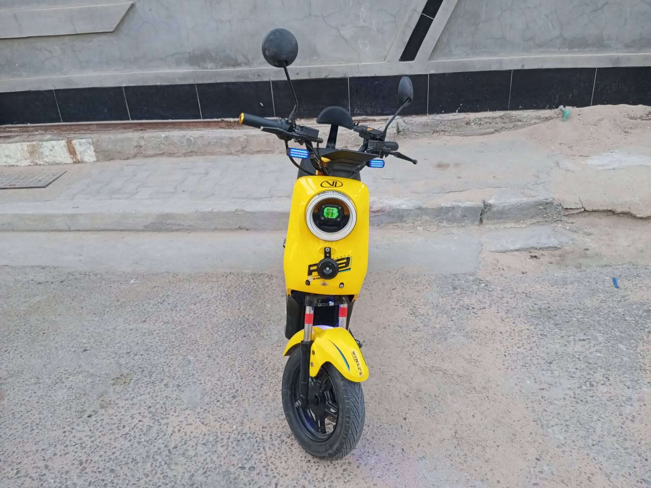 دراجه شحن R9 للبيع موديل ٢٥ بطاريات وينلي بلاديات ***********
السعر ٢٥٠ بيع مستعجل 
بصرة ابي الخصيب
