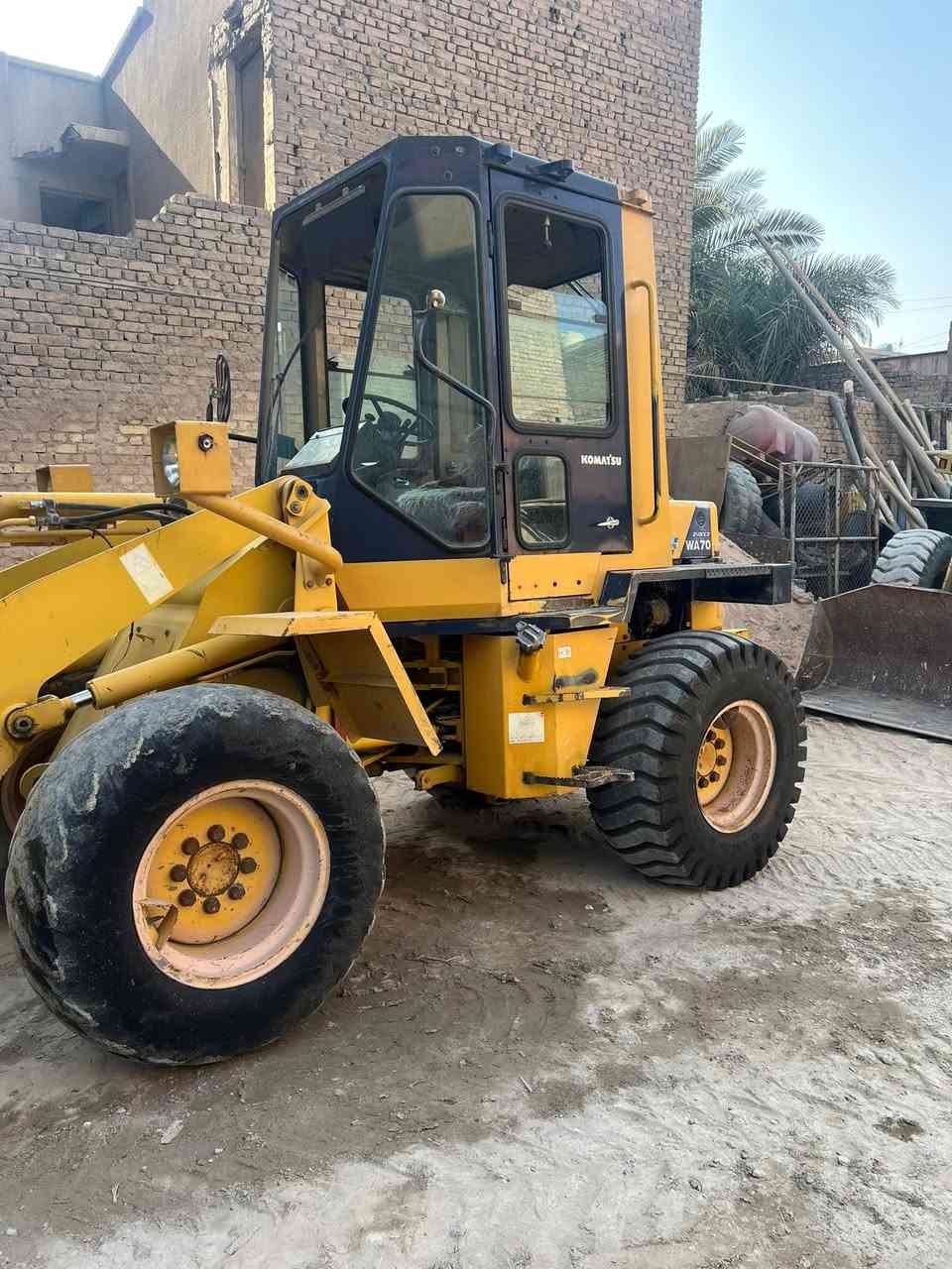 سلام عليكم 
شفل كوماتسو 70 للبيع 
اتصال ***********
