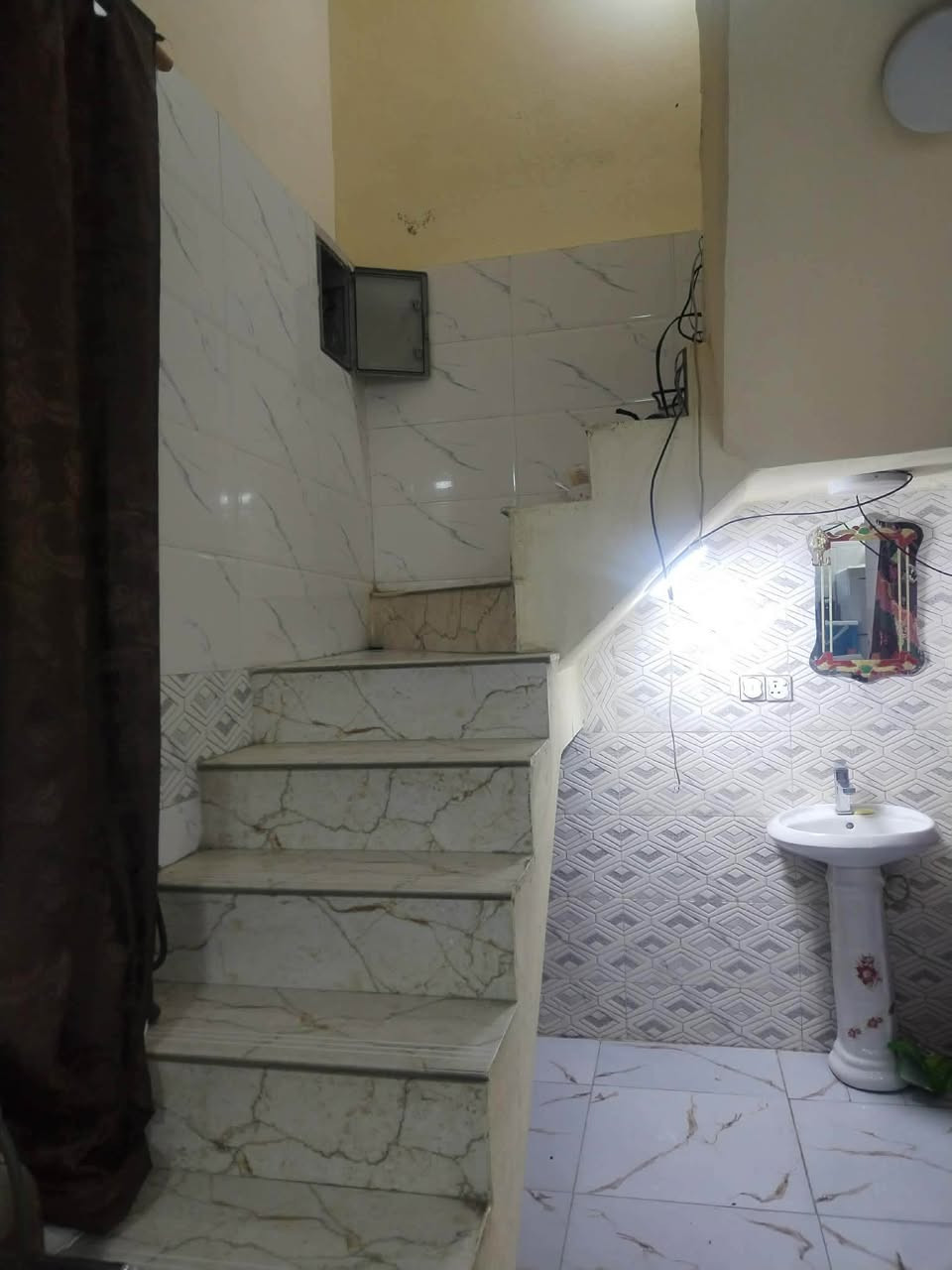 50 متر زراعي ملحق الغدير طابوك نهروان صب تسليح بورسلين هندي وسقوف ثانويه يعني جاهز من كلشي العنوان نجف قرب جسر الشهدا 300متر قرب مول المحبه البيت كامل من كلشي  الشراي يتصل ..22 وبيه مجال قليل***********
