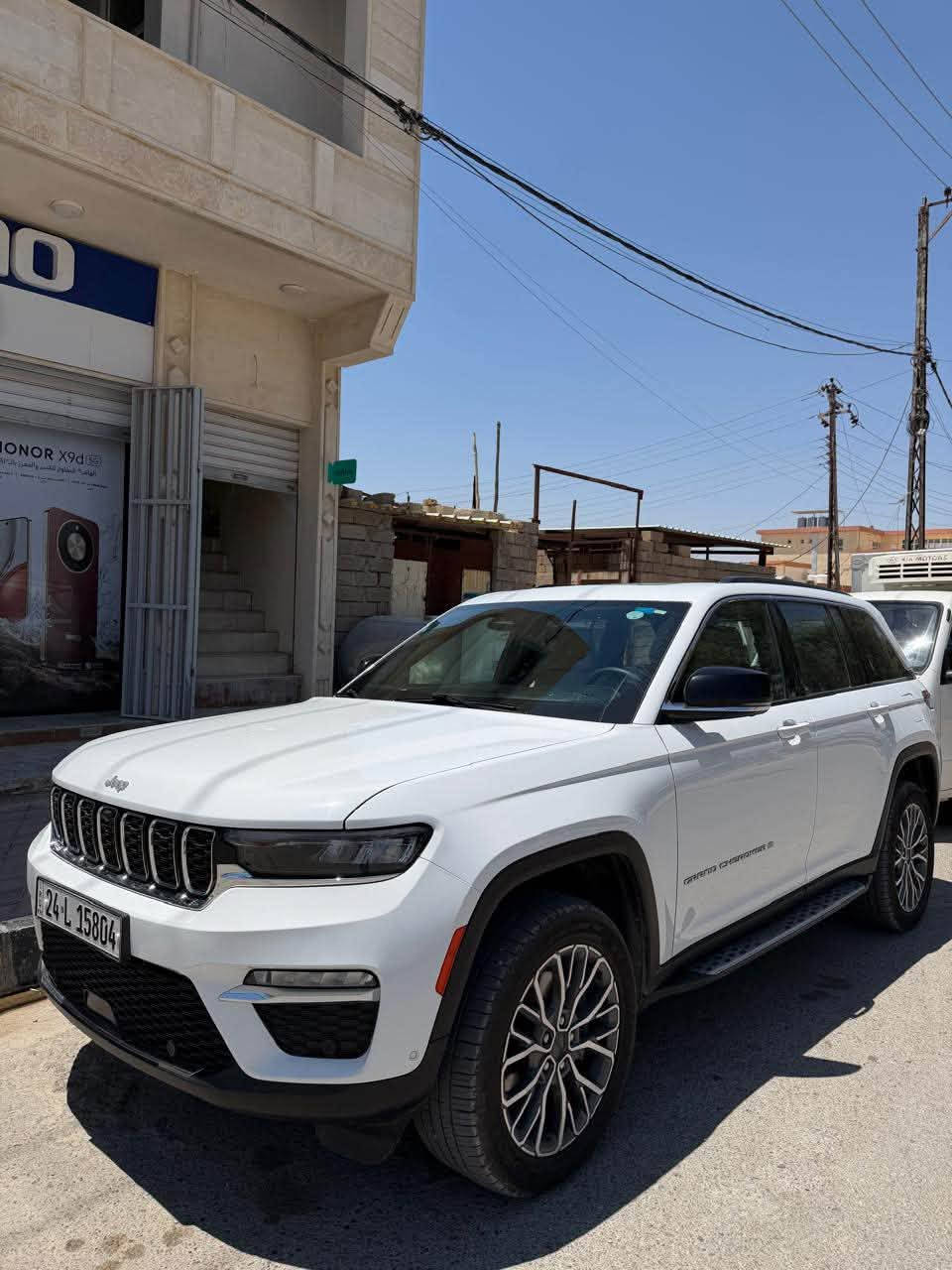 السلام عليكم

للبيع Jeep Grand Cherokee لمتدد 2024 (خليجي) ضمان هارلم ضمان شغال و ساري – أعلى فئة 1/1

• محرك V6 سعة 3.6 لتر

• عداد 28 ألف ميل

• دفع رباعي 4×4

• بانوراما

• 7 ركاب

• شرط التحويل 

• رقم دهوك، السيارة مرقمة جاهزة

من أبرز المواصفات:

تعليق هوائي (جكات) • قيادة ذاتية مع الرادار • مانع تصادم أمامي وخلفي • رؤية ليلية • تحذير النقطة العمياء والخروج عن المسار • شاشة رئيسية 10.1 إنج مع شاشة للراكب • شاشة عدادات 12 إنج • نظام صوت McIntosh بـ19 سماعة • كاميرات محيطية مع بخاخات تنظيف • بصمة على الأبواب • تشغيل عن بعد • فتح كهربائي للصندوق مع حركة القدم • مقاعد جلد طبيعي مع تبريد وتدفئة ومساج • تدفئة للمقاعد الخلفية • إنارة داخلية متعددة الألوان • شاحن لاسلكي • ويلات 21 إنج.

خليجي حالة الوكالة ضمان هارلم

السعر: 41000$ قابل للتفاوض بالمعقول.

مكان السيارة: نينوى-قضاء تلعفر
للاستفسار:

***********
