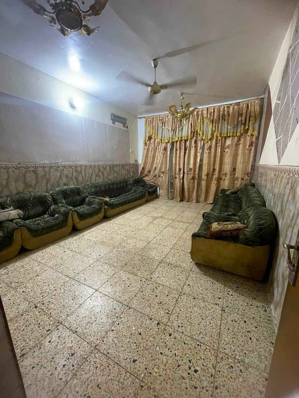 السلام عليكم
بيت طابو صرف
مساحة 300 متر 
ألبيت طابقين 
الطابق الاول 
يحتوي على 
استقبال - هول -مطبخ - صاله - غرف 2 -حمام داخلي وخارجي - تواليت 2 - حديقة - كراج كبير 

الطابق الثاني 
يحتوي على 
صاله - غرف 2 - حمام 

مكان البيت التاجي الحماميات 
الاستفسار الاتصال على الرقم 

‭***********‬
