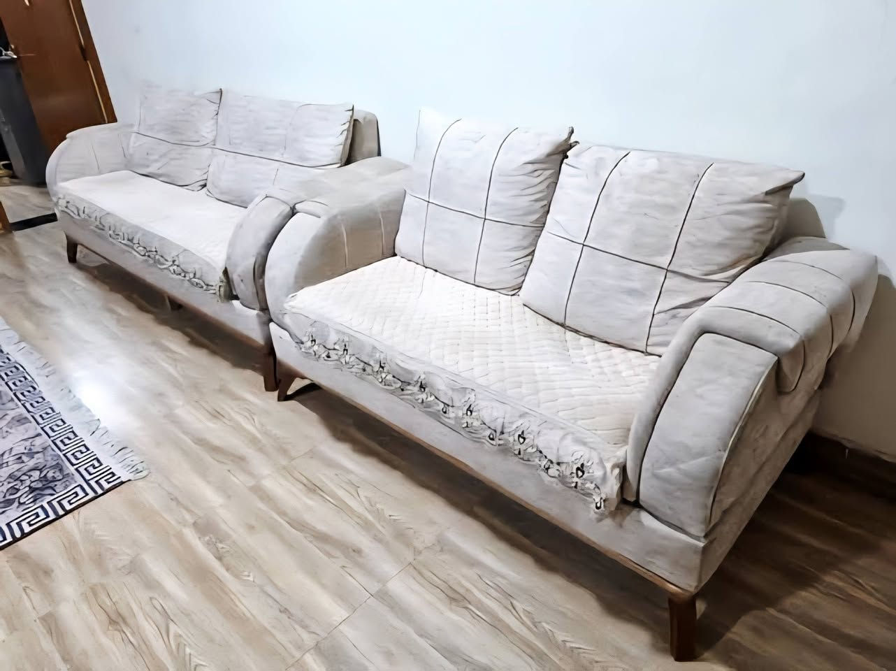 🛋️ للبيع طخم قنفات  أنيق ومميز ✨

طخم قنفات متكامل وأنيق، لون هادئ وفخم ومناسب للصالات والمجالس.
10 مقاعد 
🔹 قنفة ثلاثية عدد 2 
🔹 قنفة ثنائية 1
🔹 كرسيين مفرد 
🔹 قماش ناعم ومريح ووتر بروف 
🔹 تصميم راقي وأرجل خشبية
🔹 الحالة جيدة ونظيفة

💰 السعر 850 الف  وقابل للتفاوض للجادين
📍 المكان: البصرة / القبله 
📞 للاستفسار والتواصل: *********** 
فرصة حلوة للي يريد طقم مرتب وأنيق للبيت 🏠❤️
الصور حقيقية، والمعاينة خير دليل.

نص مكتوب في الصور:
- مناسب للبيت والمجالس للبيع طقم كنب أنيق ومريح طقم متكامل (كنبة ثلاثية + كنبة ثنائية + 2 كرسى) تصميم عصري وأنيق يناسب جميع الديكورات قماش ناعم ومريح بجودة عالية هيكل قوي ومتين للاستخدام الطويل حالة جيدة ونظيف مع بعض تفاصيل البسيطة فرصة مميزة لا تفوتها السعر مناسب والقابل للتفاوض للاستفسار أو المعاينة يرجى التواصل
