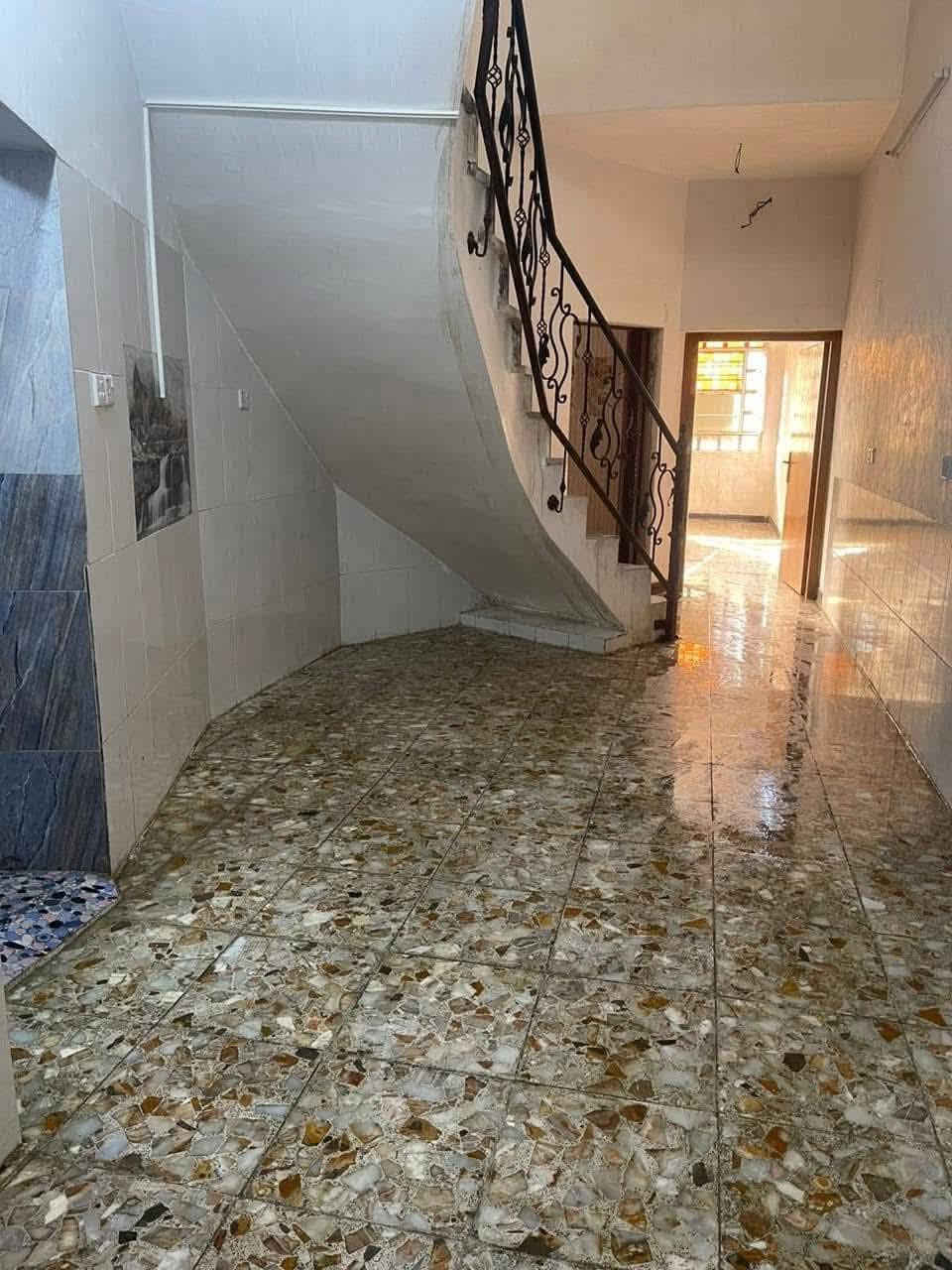 السلام عليكم بيت للايجار مساحته ١٥٠ متر  بناء حديث طابقين طابق الاول يحتوي ع  طرمه وحديقه ومطبخ وهول واستقبال وغرفه وحمام غربي  ومرافق شرقيه  والطابق الثاني فقط غرفه ومخزن مكانه بغداد/ حي العباس مقابيل كليه الرشيد الجامعه الاتصال ع رقم *********** بغداد, العراق
