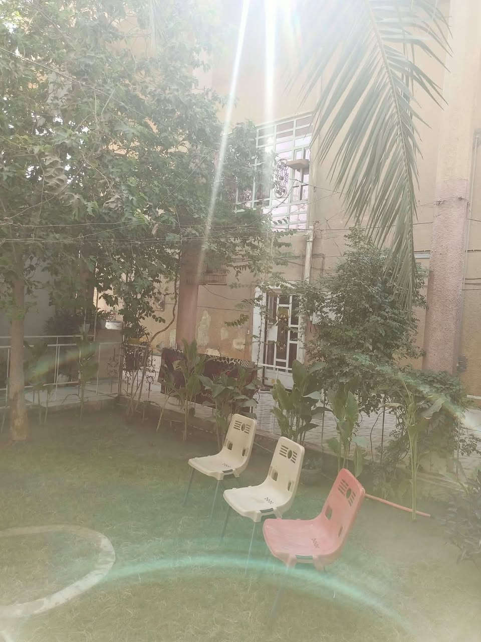 السلام عليكم
بيت للبيع ركن على شارعين
المساحة ٢٠٠ م ٢ معه مساحة ١٨٠ متر ترك للبيت
يحتوي الطابق الأول على ٤ غرف و صالة و الطابق الثاني مثل الاول حدائق و طارمة كبيرة كل البيت سيراميك
العنوان الكاطون شارع الحولي قرب ستوديو علي القريشي للأستفسار أكثر و التفاصيل يرجى الاتصال على رقم صاحب البيت ***********.. علماً انتي مكلف بالنشر
