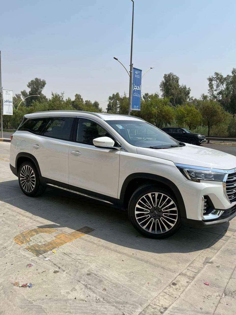 ‏🚘 للبيع جيتور X90 Plus موديل 2024 – 1.6 Turbo
‏
‏السيارة لاكجري فول مواصفات ماشية ٧٣ خاضعة لضمان شركة هارلم
‏عنوان السيارة الموصل
‏
‏🔹 المحرك: 1.6  _  4 سلندر Turbo
‏🔹 القوة: 197 حصان
‏🔹 العزم: 290 نيوتن.م
‏🔹 ناقل الحركة: أوتوماتيك 7 سرعات DCT
‏🔹 الدفع: أمامي FWD
‏🔹 عدد المقاعد: 7 مقاعد
‏🔹 سعة خزان الوقود: 57 لتر
‏🔹 استهلاك الوقود: حوالي 13.7 كم/لتر
‏🔹 الطول: 4.858 متر
‏🔹 العرض: 1.925 متر
‏🔹 قاعدة العجلات: 2.850 متر
‏
‏✨ المواصفات والتجهيزات:
‏• سقف بانوراما
‏• شاشات داخلية كبيرة
‏• مقاعد جلد
‏• مقاعد كهربائية
‏• تبريد في كشنات الامامي وتدفئة كشن السايق
‏• كاميرات 360° 
‏• حساسات أمامية وخلفية
‏• رادار امامي وخلفي
‏• مثبت سرعة
‏• نظام مراقبة ضغط الإطارات
‏• بصمة وتشغيل زر
‏• دخول ذكي
‏• إضاءة LED
‏• شاحن لاسلكي
‏• 6 وسائد هوائية
‏• النظام الصوتي: نظام متطور يضم 8 سماعات من علامة Sony.
‏
‏📌 الموديل: 2024
‏📌 المحرك: 1600 Turbo
‏📌 السيارة: 7 ركاب
‏
‏والمزيد من المواصفات... 
‏
‏السعر 170$ وبيها مجال
‏📞 للاستفسار والتفاصيل 
‏***********
