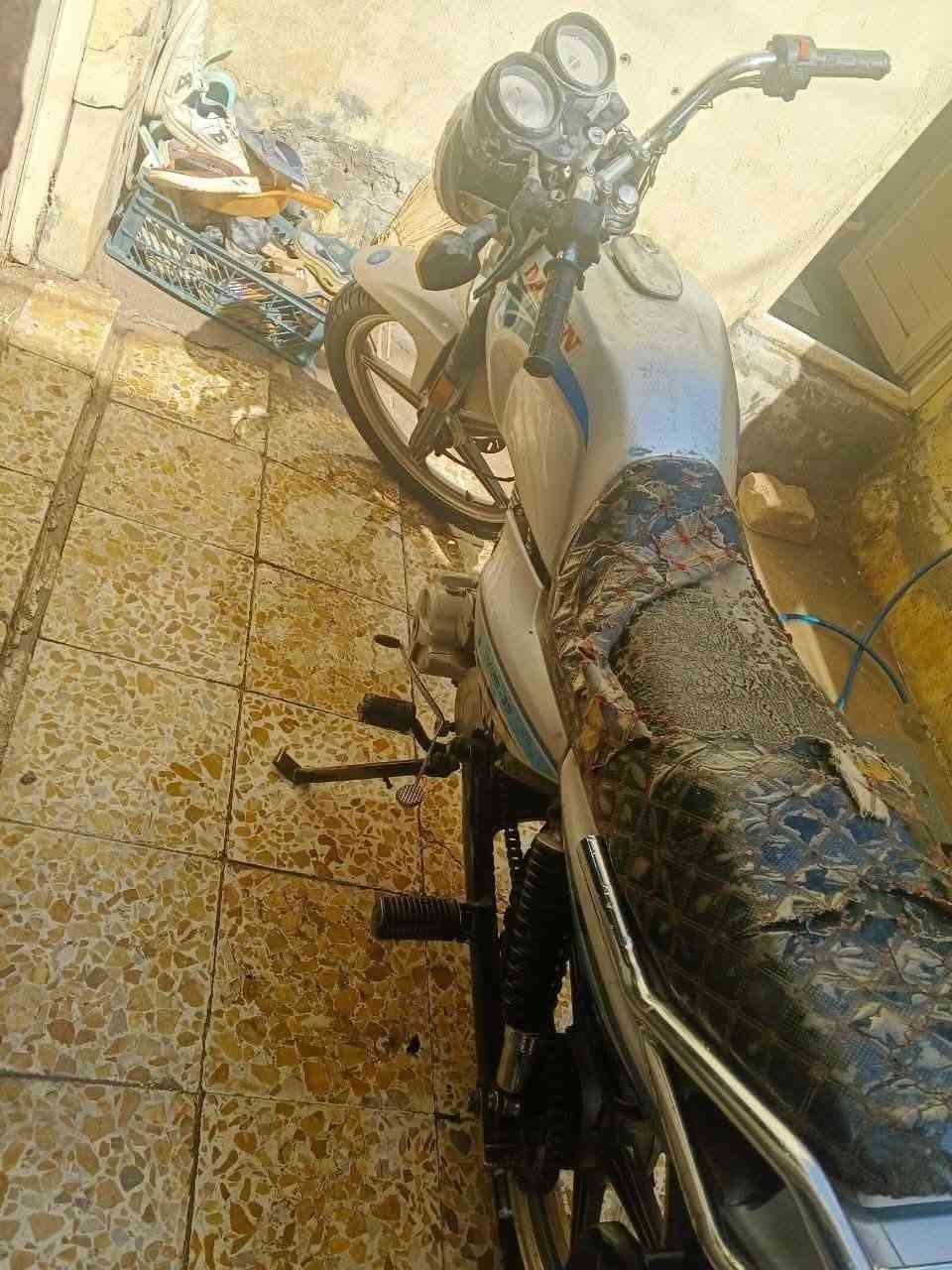 السلام عليكم دراجه دايون عضم كلك الدراجه مكفواله من السرقه ضمان الدراجه عوزها بس اتسوي السلف وتربط الوايرات شغاله محرك مفتوح بدون دخانه ابد المحرك ضمان شكد متريد مايذب دهن ابد الدراجه وسخه  سعر الدراجه 400 مكاني النجف شارع الميلاد فاو(***********
