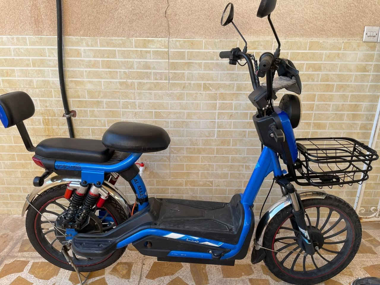 ⚡️🛵 للبييييع: دراجة شحن شركة الماسه 🛵⚡️
​✨ الحجم: 24 📏
✨ الحالة: جديدة وبحالة الممتاز، استخدام قليل جداً! 👌💯
​🔋 البطاريات:
⚡️ 5 بطاريات أصلية بحالة ممتازة (ما منفوخات نهائياً) 🔋👍
​🔑 الملحقات والمميزات:
🔹 بصمتين + سويتشين (2) 🔑🔑
🔹 نظام تشغيل عن بُعد 📡✨
🔹 نظام حماية متطور ضد السرقة 🔒🛡️
​⚠️ الملاحظات:
جامة الشاشة مشلوعة فقط، وباقي الدراجة كفالة ونظيفة 100% 🛠️✨
​💰 السعر: 250 ألف 💵
📍 الموقع: [اربيل / زانكو 94]
للتواصل واتساب على الرقم (***********)

