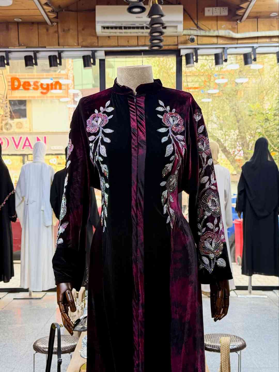 ⁨	✨ وصلت تشكيلتنا الجديدة إلى بوتيك حسنى ✨

قطع أنيقة بتفاصيل مميزة 🤍

القياسات المتوفرة : 2XL-XL-L 
🚚 التوصيل مجانًا لجميع محافظات العراق

📩 للطلب والاستفسار، راسلونا على الخاص
📍 ومتوفرة أيضًا داخل بوتيك حسنى 
الحلة - شارع الجمعية مقابل مجمع بيروت 

الكمية محدودة، احجزي قطعتچ قبل نفادها 🤍

#بوتيك_حسنى #الحلة #بابل #تسوق_العراق توصيل_مجاني عروض_العراق⁩

نص مكتوب في الصور:
- بسعر 45 الف دينار !
- التشكيلة الجديدة للدشاديش القذيفة
- + عرض التوصيل المجاني داخل وخارج الحلة 🤍😍