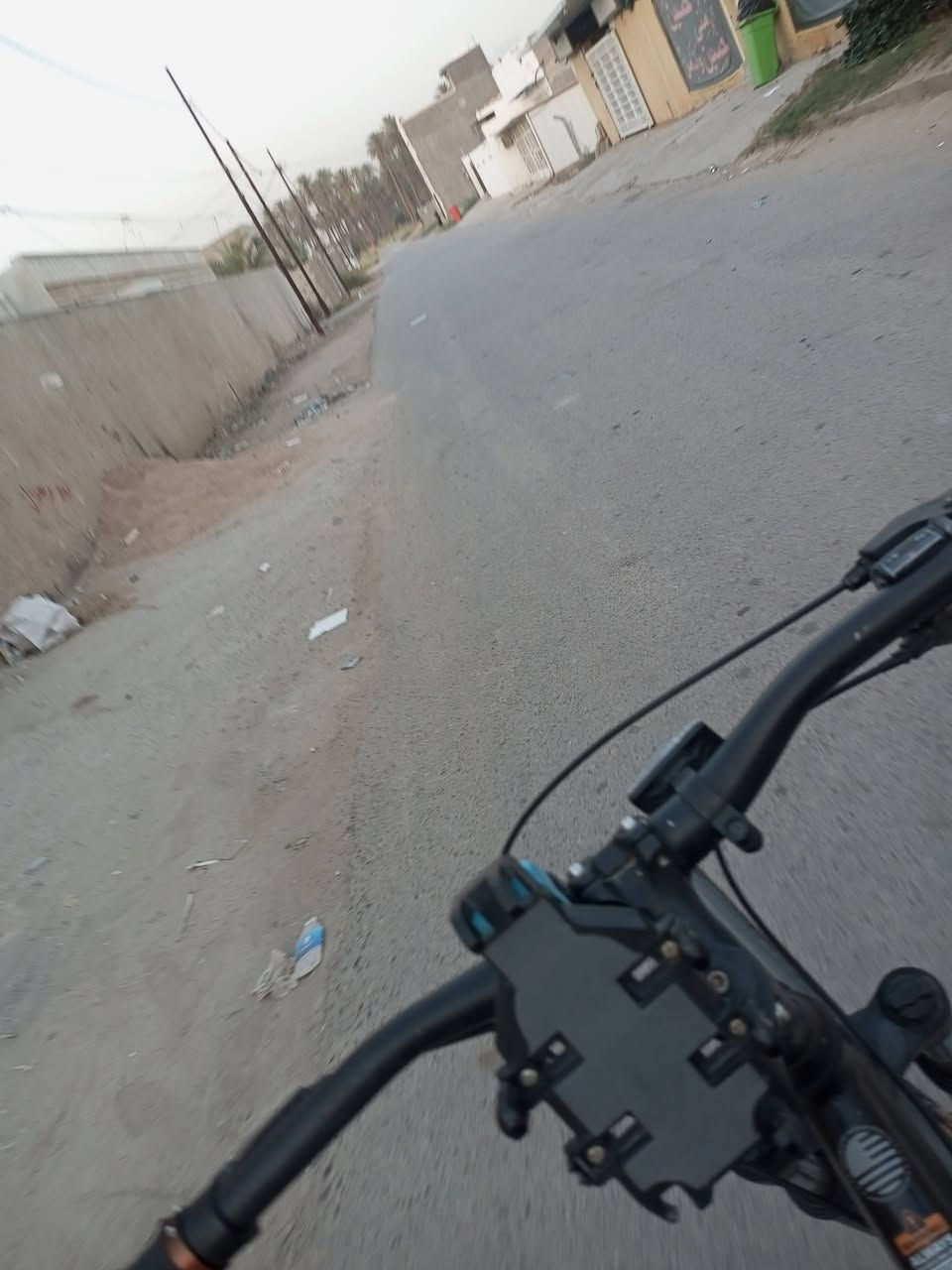 سلام عليكم شون الشباب الطيبه يتوفر بايسكل ماركه يوني ڤيكا امريكي حصرا مواصفاته مكينه امامي نمره وحده ومكينه خلفيه 8 نمر هيكل البايسكل الامنيوم بل كامل حجم الاطارات 29 الهيكل الخارجي مثل ما موضح بل صور نضافته 95/100 بريكات امامي خلفي ديسك شغالات بايسكل موديل 2021 يتحمل اوزان حته 100 كيلو واكثر بايسكل جوابه وتايرات بجيس عندك نواقص البايسكل بس البداله يراد الها تبديل لين نكسرت وهنا يمي بل منطقه ولا واحد كدر يسويها كلولي ودي للصدريه واني ما فارغ اله+بي شخوط بسيطه موضحها بل صور ومكحلها نفس لون بايسكل بس طافي مو لامع البايسكل مال ترحال ومال جبال البداله هسه مثبتها عل نمره السادسه تكدر من تصلحه اتسوي البداله باي نمره تريدها سعر البايسكل 250 وبي مجال بسيط للشراي ورجائا الي ما يعرف بيهن لا يعلق ويستهزء وسعر الجديد من امريكا ب 184 دولار وسعره عالميه من 770 دولار لل 900 دولار يوصل واسف على الاطاله للاستفسار عل رقم ***********
