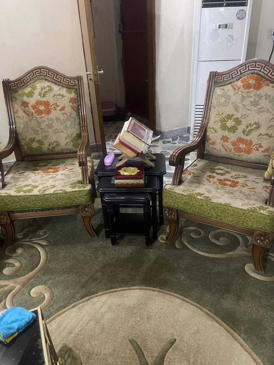 للبيع تخم خشب كلاسيكي نضيف جدا شوفت عينك سعر 650 مكان بغداد رقم ***********
