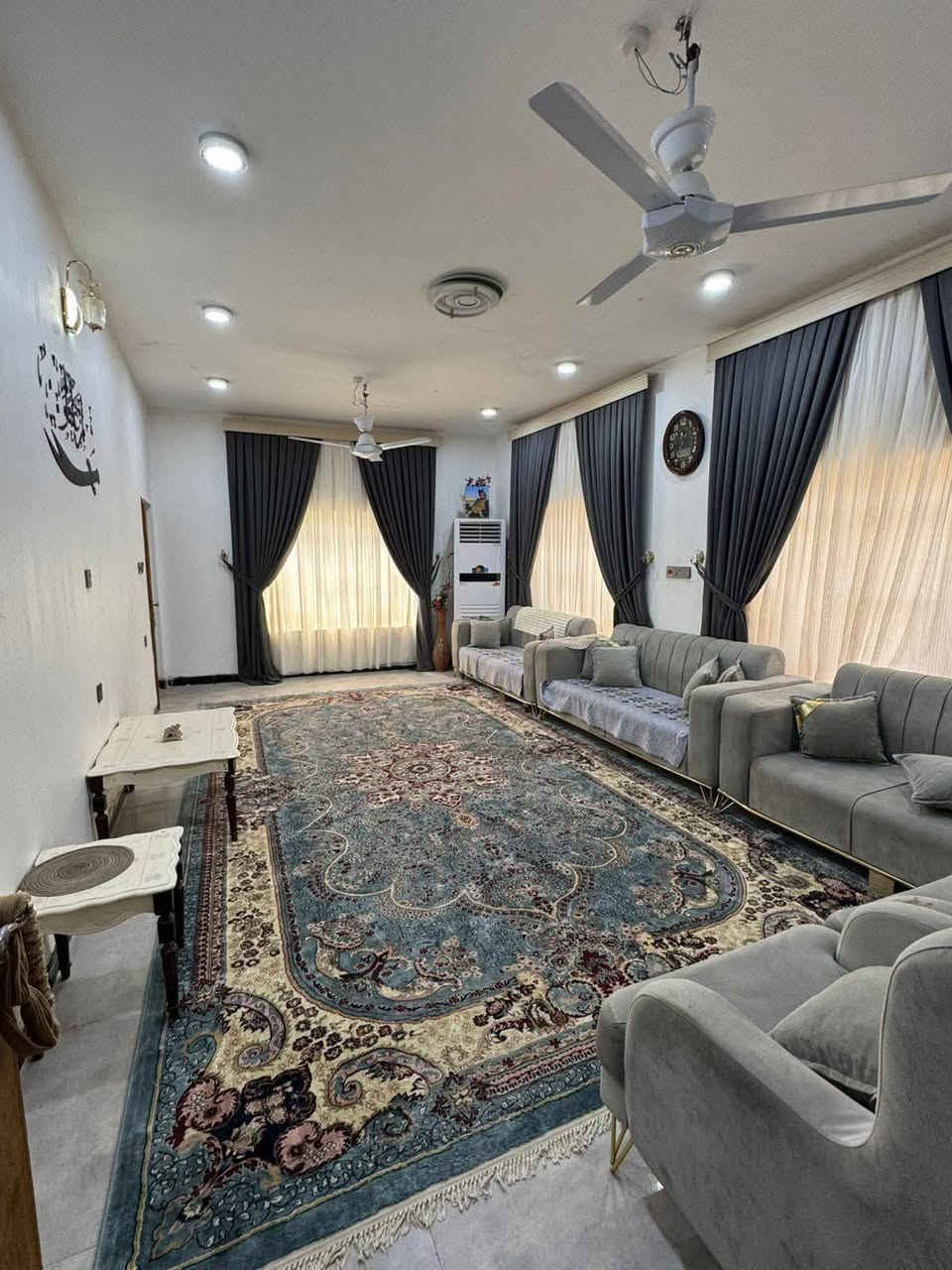 📢 بيت للبيع طابو صرف مساحته 260
العنوان: الديوانيه الدغاره حي الشرطه 
تبليط لباب البيت 🔈البيت كلش مرتب ومجاري شغل جديد
 مجمع صحيات خارجيه وداخليه
طابقين الطابق الارضي
غرف نوم 2  5*4
صاله7*4     استقبال 7*4
مطبخ حار وبارد 6*4
الطابق الثاني
غرفه سويت 8*4
صاله 5*4
مخزن 2*4
للاستفسار الاتصال على ***********
