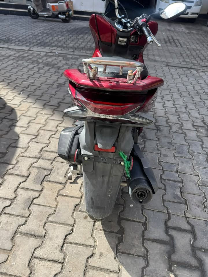 السلام  عليكم دراجة PCX مكفوله كفالة عامه جيل ثالث كوري  قايش دهن اكسل دهن مكينه مي اخضر تاير خلفي كله جديد كفرات بلاديه بس بيها شخوط وملاحضات سعرها ٢١٥٠ مليونين ومية وخمسين مكاني رصافه ***********

