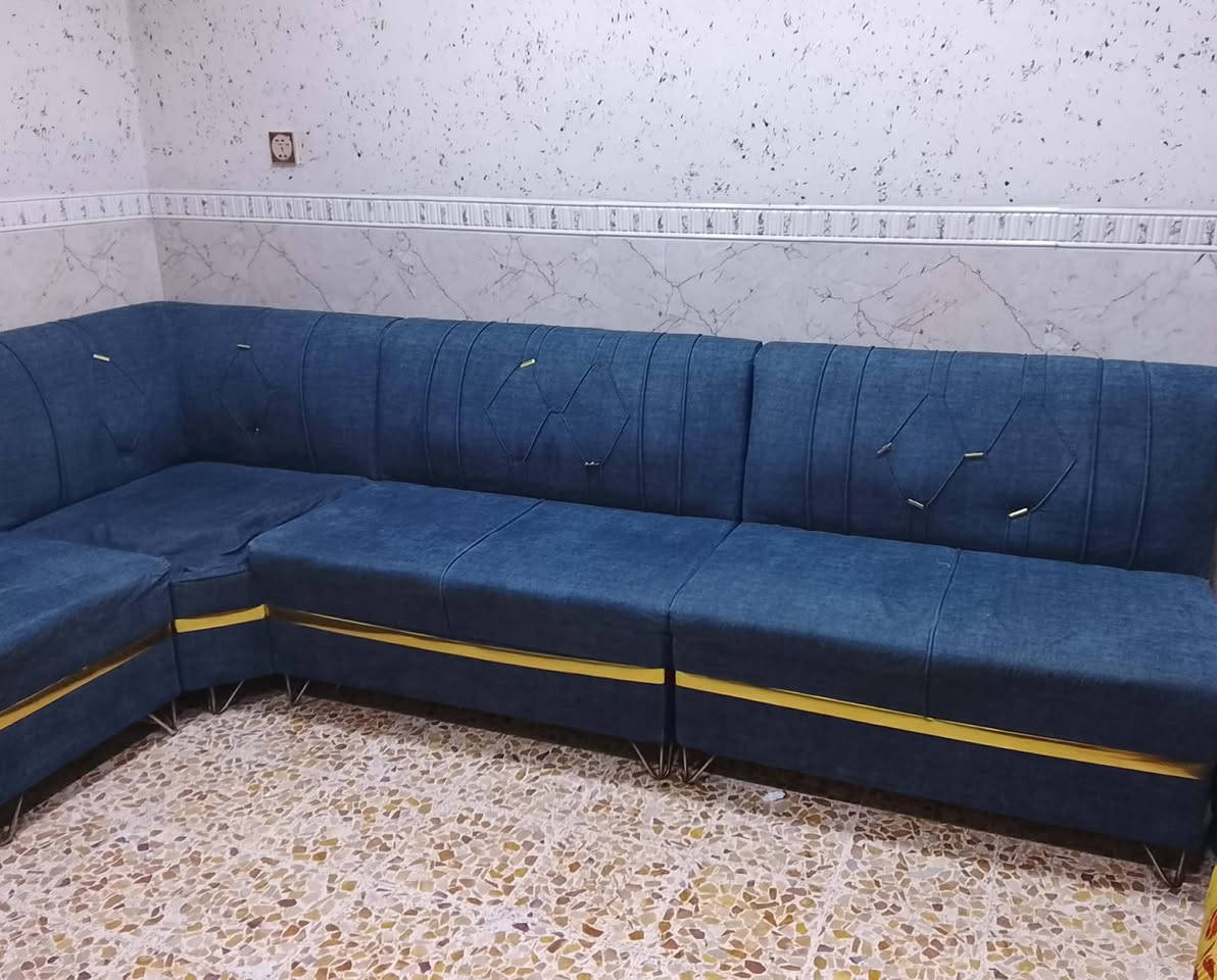 السلام عليكم عندي ديوان للبيع 9 أمتار السعر 250 //الرقم.***********
