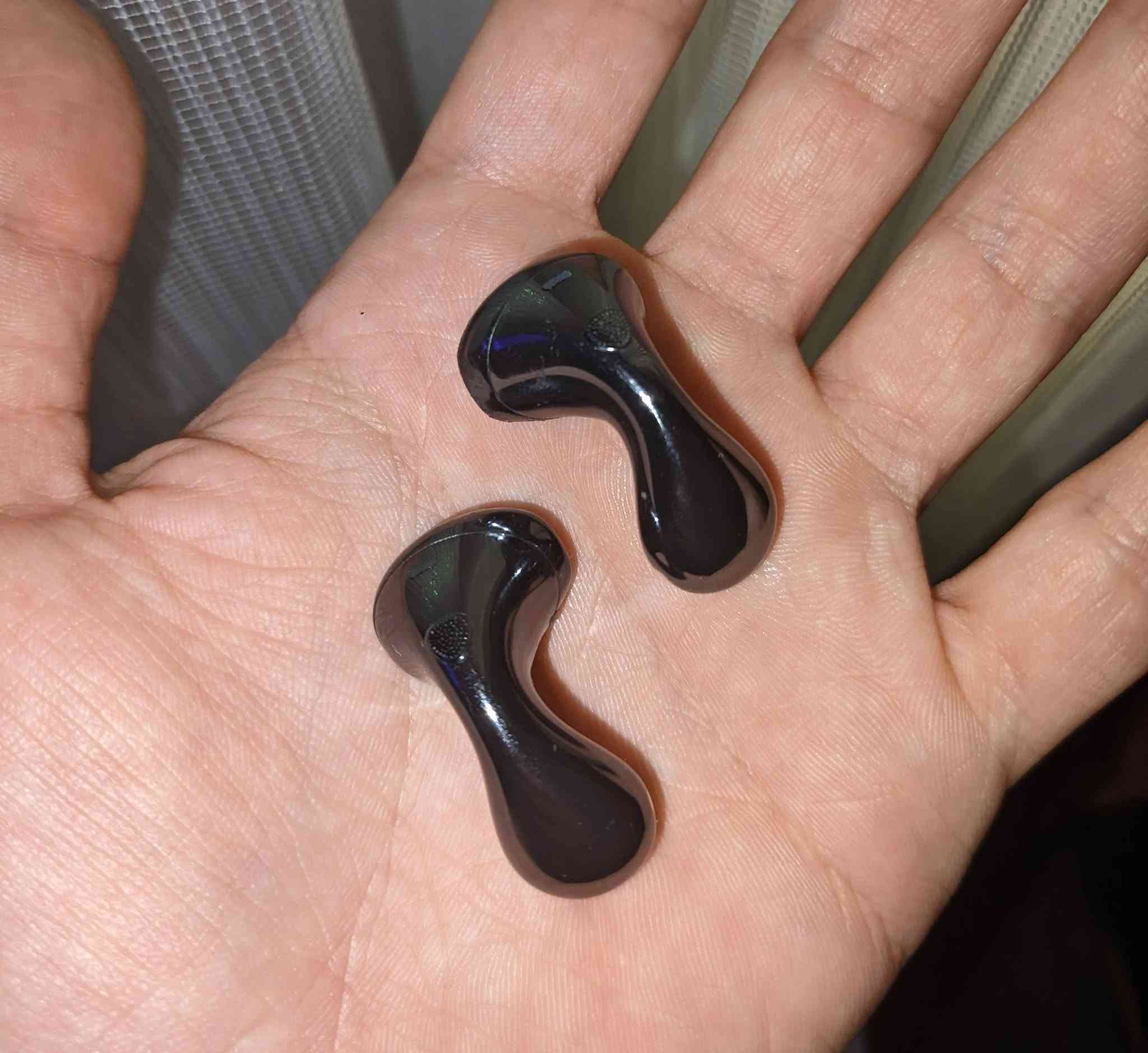 🎧 Huawei FreeBuds 6
سماعة لاسلكية مميزة بتصميم مفتوح.
نظيفة جدا ومع الكرتون وكل الملحقات

🔊 المواصفات:
• دعم الصوت عالي الدقة Hi-Res
• دعم LDAC و AAC و SBC 
• إلغاء الضوضاء النشط ANC
• عزل ضوضاء المكالمات لتحسين وضوح الصوت
• Bluetooth 5.2
• اتصال بجهازين في نفس الوقت 
• تحكم باللمس: تشغيل، إيقاف، تغيير الأغنية، التحكم بالصوت والمكالمات
• سحب لأعلى/أسفل للتحكم بمستوى الصوت
• مقاومة الغبار ورذاذ الماء IP54 للسماعات نفسها

🔋 البطارية:
• حتى 6 ساعات تشغيل بشحنة واحدة بدون العزل
• حتى 36 ساعة مع علبة الشحن
• مع العزل: حتى 4.5 ساعات حسب وضع الاستخدام
• شحن USB-C
• تدعم الشحن اللاسلكي

📦 محتويات العلبة:
• السماعتان
• كيبل USB-C
• دليل الاستخدام

السعر : 115.000 دينار 

للتواصل عبر الواتس اب 
***********
