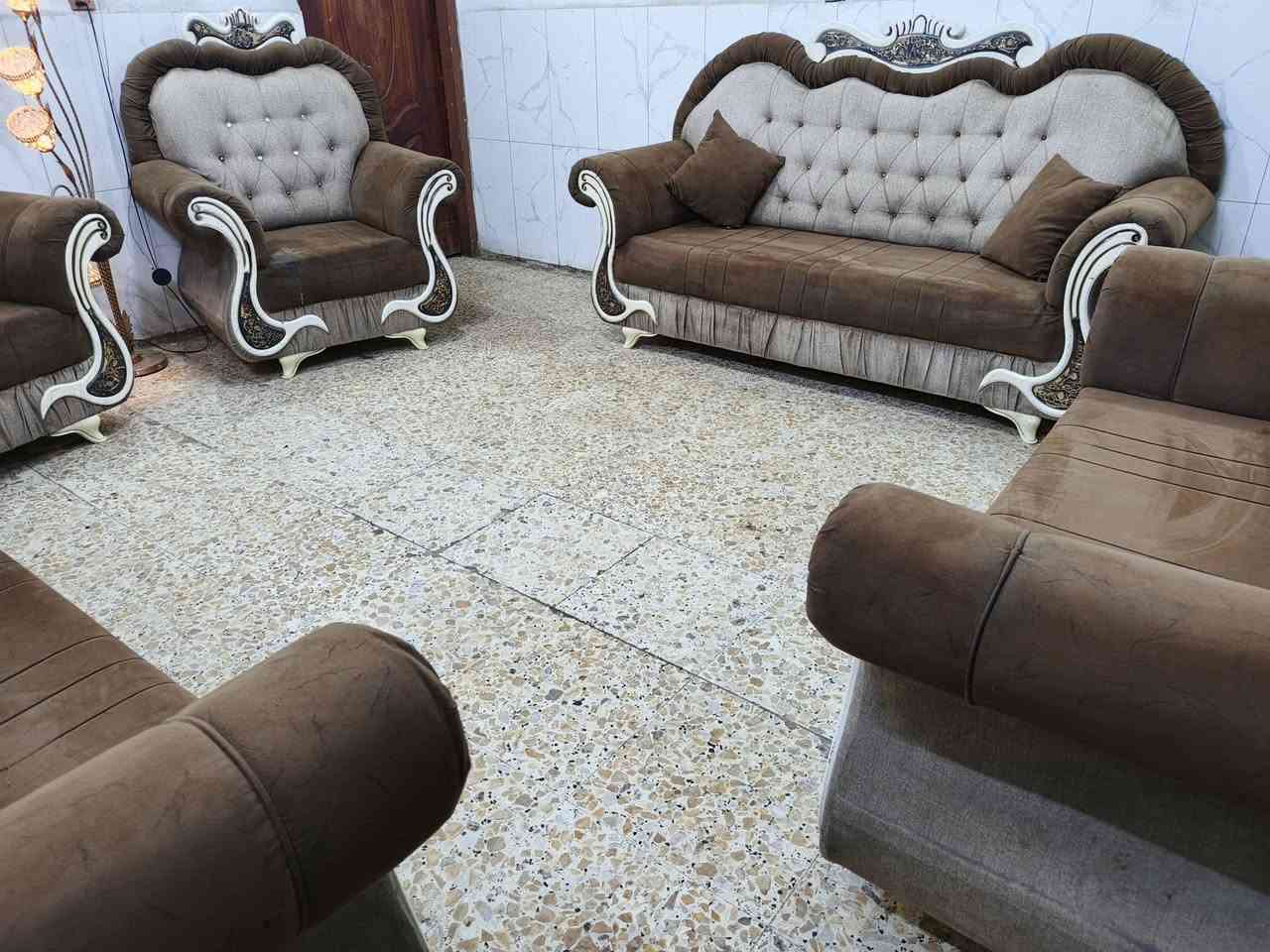 تخم ملكي تكمه نظيف جدا 10مقاعد ب275الف وبي مجال المكان الوشاش *********** يوجد توصيل بكروة يوجد واتس اب
