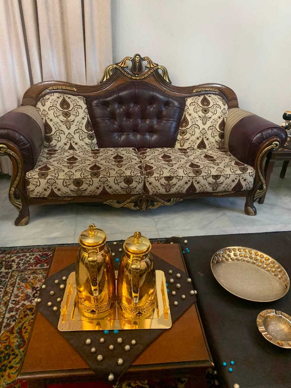 تخم قنفات تركي خشب زان 10 مقاعد نظيف جداً قليل الاستخدام السعر مليون دينار الاتصال على الرقم ***********
