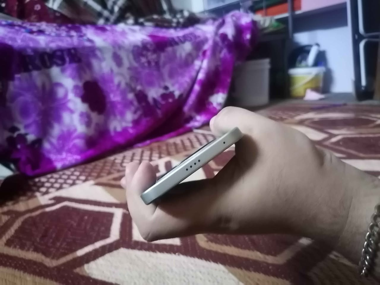 السلام عليكم جهاز هونر X9D
 مواصفات الجهازمقاومة الكسر السقوط: صُمم ليتحمل السقوط الصادم من ارتفاع يصل إلى 2.5 متر وحاصل على شهادة SGS للمتانة.
مقاومة الماء والغبار: معيار IP69K و IP68 الأعلى في الصناعة، مما يجعله مقاومًا للماء الساخن والضغط العالي.
الوزن والسمك: يبلغ وزنه حوالي 193 جراماً ونحيف بسمك 7.76 ملم.
التحكم الذكي: يدعم الاستجابة للمس تحت المطر الغزير أو أثناء ارتداء القفازات.
📺 الشاشة
النوع والحجم: شاشة مرنة من نوع OLED/AMOLED بحجم 6.79 إنش.
الدقة: وضوح عالي 1.5K بأبعاد (2640×1200 بكسل).
السطوع والسرعة: سطوع قياسي يصل إلى 6000 شمعة تحت الشمس، مع معدل تحديث 120 هرتز.
حماية العين: تقنيات مدمجة لتقليل الضوء الأزرق الضار وتعتيم بمعدل 3840 هرتز.
⚙️ الأداء والعتاد
المعالج: كوالكوم Snapdragon 6 Gen 4 ثماني النواة بتكنولوجيا 4 نانومتر.
الذاكرة العشوائية (RAM): يتوفر بنسخ 8 جيجابايت أو 12 جيجابايت (مع إمكانية توسيع الرام افتراضياً).
ذاكرة التخزين: مساحة داخلية ضخمة تبلغ 256 جيجابايت أو 512 جيجابايت.
نظام التشغيل: واجهة MagicOS 9.0 المبنية على نظام Android 15.
📸 الكاميرات
الكاميرا الخلفية الرئيسية: بدقة 108 ميجابكسل بفتحة عدسة F1.75 ومزودة بمثبت بصري OIS لمنع الاهتزاز.
الكاميرا الثانية: بدقة 5 ميجابكسل مخصصة للتصوير بزاوية واسعة جداً (Ultrawide).
الفيديو: يدعم تسجيل الفيديو بدقة 4K.
الكاميرا الأمامية (السيلفي): بدقة 16 ميجابكسل.
🔋 البطارية والشحن
السعة: بطارية سيليكون-كربون ضخمة جداً بسعة 8300 مللي أمبير تدوم حتى 3 أيام من الاستخدام.
سرعة الشحن: شحن سريع بقوة 66 واط.
الشحن العكسي: يدعم ميزة العمل كـ (Power Bank) لشحن الهواتف الأخرى عبر كابل بقوة 7.5 واط.
🌐 الاتصال وميزات إضافية
يدعم شبكات الجيل الخامس 5G.
يدعم شريحتين اتصال Dual SIM.
يدعم تقنية الـ NFC للدفع الإلكتروني والتوصيل السريع.
وهوه غني عن تعريف الجهاز يجي وحده بدون ملحقات فقط الجهاز واسخدام شخصي بس ملحقاته شاحنه ضايعه وكارتون تالف اسخدام كلش قليل مكفول من الشخط
سعر ٤٢٥ وبي مجال
*********** واتس للجادين
مكاني بغداد جديده بغداد, العراق
