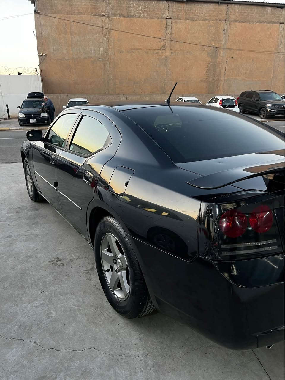 جارجر 2008 صبغ قطعة وحده جاملغ خلفي فقط جاهزه تبريد تدفئة طخم امامي خلفي جديد مكينة وكير شرط سنوية جديده سعر ١١٠ وبيها مجال بسيط مكان السياره معارض الجديده معرض الفخامة 
واتساب : *********** موصل, نينوى
