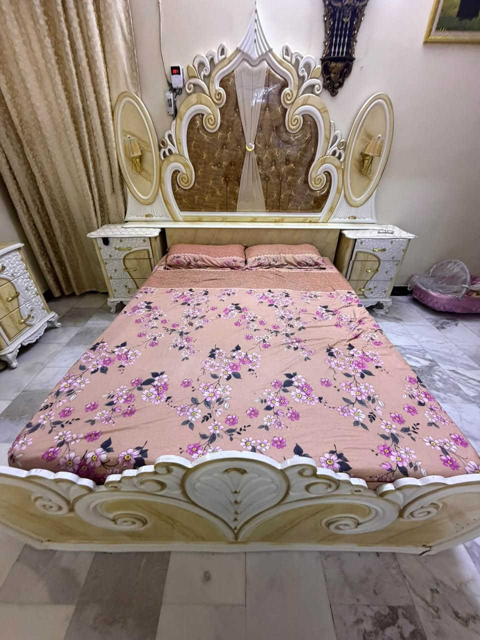 السلام عليكم  غرفه البيع خشاب عراقي 
ستعمال كلش قليل سعره 1500 ملون. بيه مجال شي قليل 
بغداد الامين. سكينه ورقيه 
***********
