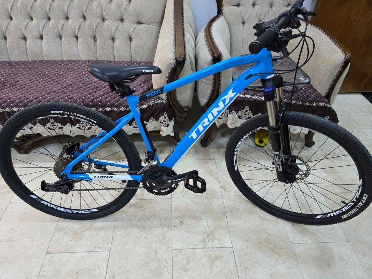 دراجة هوائية ايطالية Trinx M1000 جديدة
الموديل: Trinx M1000.  السرعات:  30 سرعة (3×10).  الفرامل: ديسك هيدروليك (Hydraulic Disc Brake).  هيكل ألمنيوم خفيف ومتين.  مناسبة للاستخدام اليومي والرياضة والطرق الوعرة.
 الدراجة جديدة بالكامل ولم تُستخدم.  لا تحتاج أي صيانة أو تبديل قطع، جاهزة للاستخدام.
 الموقع: [بغداد السيدية]  للتواصل: [***********]
السعر : 320 الف
