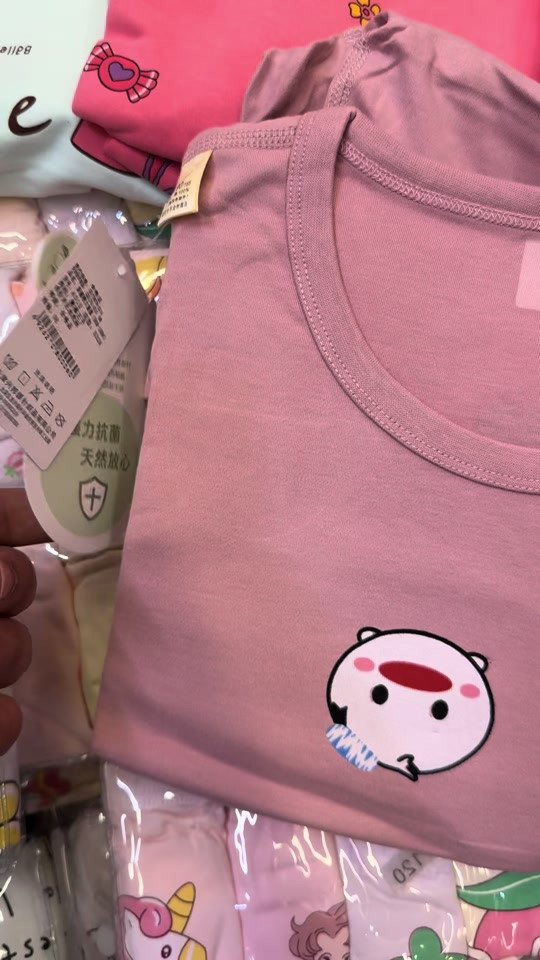 � تراكات بناتي من سنتر توب للأطفال 🎀 راحة ونعومة تليق بأطفالكم 💕 ✨ قطن طبي ضد التحسس 🌸 ناعم ومريح للبشرة 👧 موديلات بناتية حلوة ومميزة 💰 السعر: 9,000 دينار 📏 القياسات: 5 سنوات – 10 سنوات 🚚 توصيل لجميع محافظات العراق 📍 الفرع الأول: الكاظمية – باب الدروازة – خلف حلويات الحمداني 📍 الفرع الثاني: الكاظمية – شارع تانكي المي – بعد حسابات التربية 📞 للطلب والاستفسار عبر واتساب: *********** 💗 سنتر توب للأطفال… اختاري الراحة والأناقة لطفلتك
