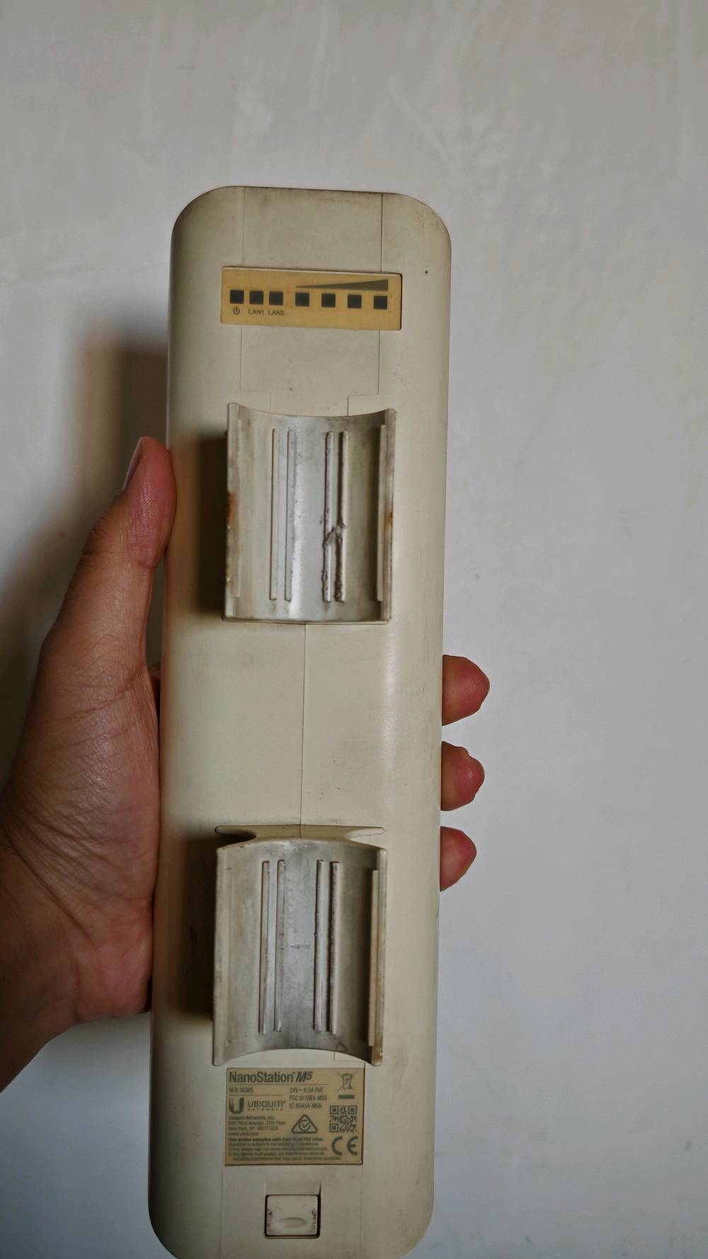 راوتر TP-Link (TL-WR941ND)
​المواصفات: 300Mbps Wireless N Router.
​الملحقات: يشمل الهوائيات الأصلية الثلاثة (3 Antennas) القابلة للفك والتركيب لتغطية أفضل.
​الحالة: مستعمل وشغال بشكل طبيعي (تغير بسيط في لون البلاستيك بسبب القدم).
​الاستخدام: ممتاز كمقوي إشارة (Access Point) أو سويتش لتوزيع الإنترنت.
+
نانو ستيشن Ubiquiti NanoStation M5
​النوع: هوائي استقبال وبث خارجي (Outdoor CPE) تردد 5GHz.
​الملحقات: يشمل محولة الطاقة الأصلية (Ubiquiti PoE Injector) مع كابل الكهرباء وكيبل شبكة LAN.
​الاستخدام: نقل إنترنت لمسافات بعيدة أو الربط مع أبراج الإنترنت.
السعر: 30 ألف وبيه مجال بسيط
المكان:الجادرية قرب جامعة بغداد 
لا يجود توصيل

