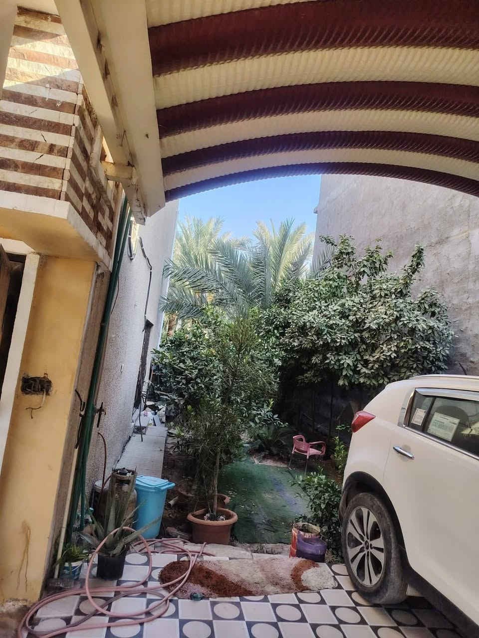 بيت للبيع ٢٥٠ متر الطابق الاول صاله+ مطبخ + حولي + غرفه +٢ صحيات + منور والطابق الثاني غرفتين مفتوحات وحده عل ثانيه  سويت + غرفه + حولي   والطابق الثالث بيتونه كبيره + كراج + حديقه بغداد الفحامه قرب جزيرة بغداد السياحيه السعر عل خاص *********** واتساب
