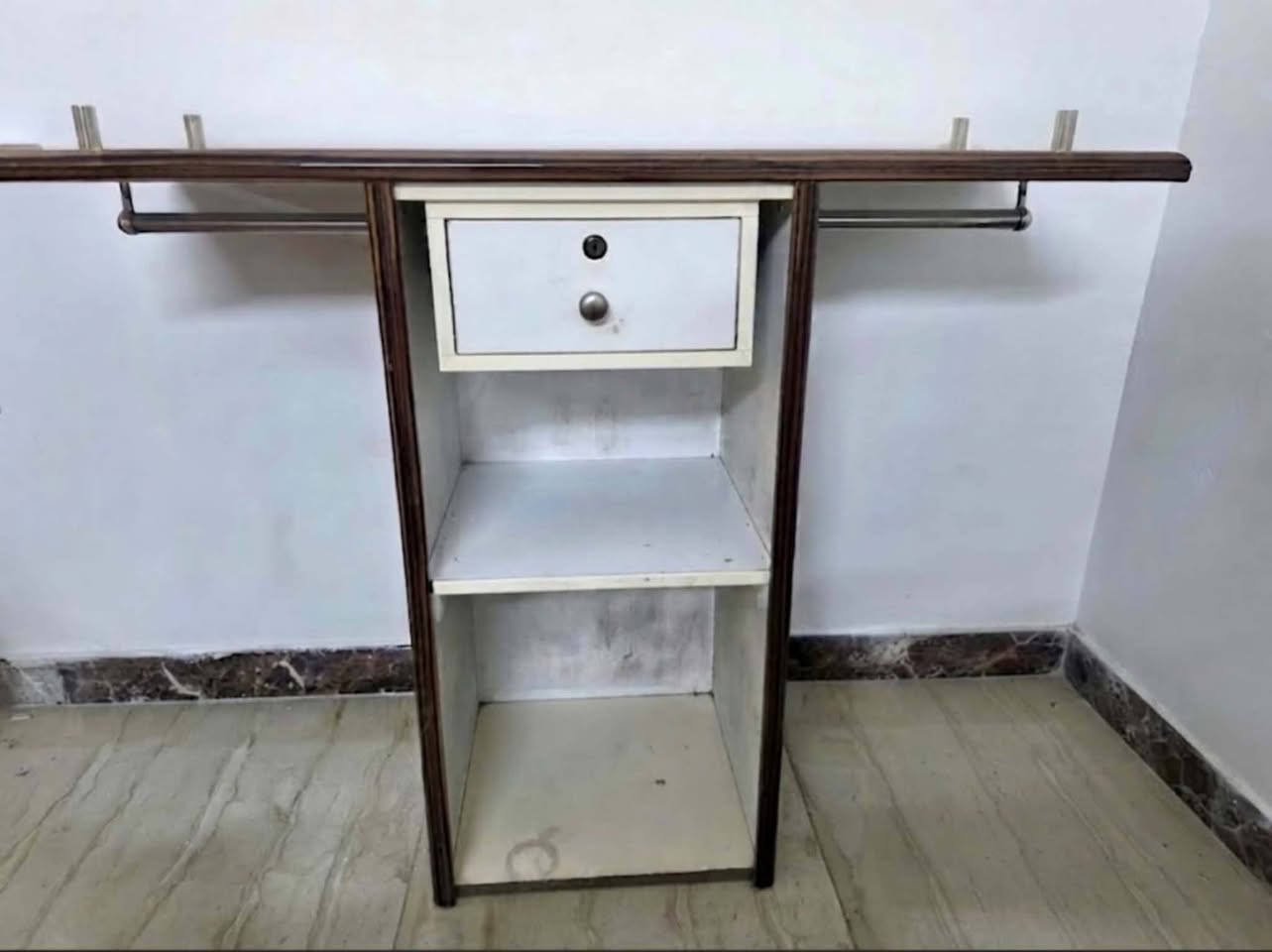 ميز مكتب محل البسه رجالي نسائي
سقف جام ومجر للدخل
مكانه بالسيديه سعره ٧٥ الف
***********
