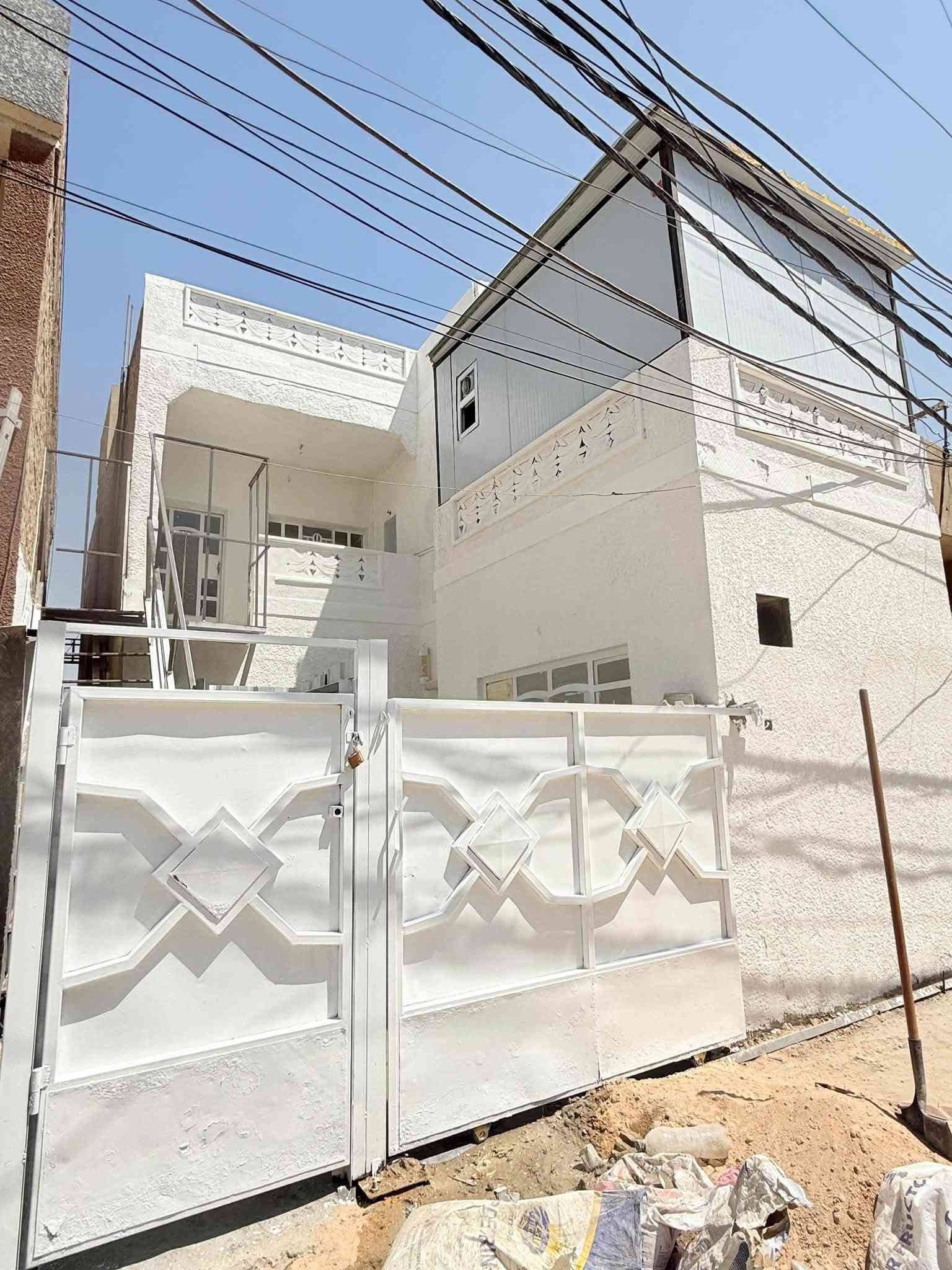 السلام عليكم
للأجار مشتملات عدد 2 يحتوي كل طابق على صالة + غرفة نوم + مطبخ +صحيات وطابق الاول يحتوي على كراج ومنور عدد 2 والطابق الثاني يحتوي على بالكون وسطح عدد 2 عنوان الدورة شارع الزهور  
للأستفسار الاتصال على هذا الرقم 
***********
