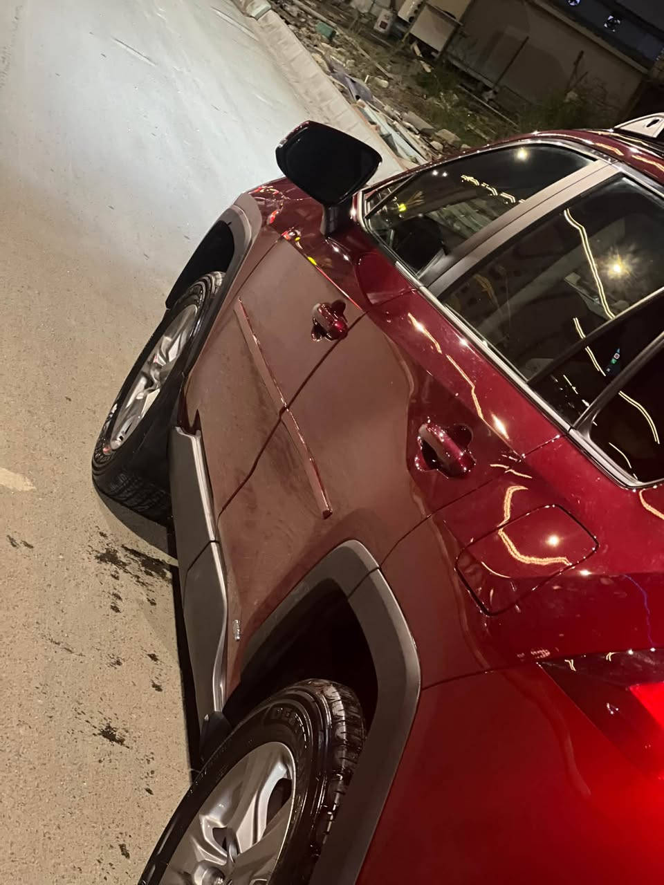 🚨 للبيع: تويوتا راف فور (Toyota RAV4) - فئةXLE HYBRID 🚨
🚨 للبيع: تويوتا راف فور (Toyota RAV4) - فئة Xle HYBRID  موديل ٢٠٢٤🚨

✨ السيارة بحالة ممتازة جداً - الفئة الرياضية والأعلى رغبة (اقتصاد وقوة مذهلة) ✨

​⚙️ المحرك والأداء:

​المنظومة: محرك 2.5 لتر 4 سلندر + منظومة هايبرد Hybrid (اقتصادية جداً في استهلاك الوقود).

​القوة: 219 حصان مع تسارع وقوة ممتازة.

​نظام القيادة: دفع رباعي ذكي مستمر (AWD-i) مع وضعيات قيادة متعددة (Eco / Sport  / Normal).

​ناقل الحركة: أوتوماتيكي سلس متطور (e-CVT).

​🚘 المواصفات الخارجية (XLE Sport Package):

​التصميم: لون احمر مميز .

​اللمسات الرياضية: شبك، صدامات، حواف العجلات.

​سكك (عارضات) تحميل على السقف.

​الويل كب : ألمنيوم مقاس 17.

​الصندوق الخلفي: فتح وإغلاق يدوي.

​الإضاءة: مصابيح أمامية وخلفية LED متطورة.

​🛋️ المقصورة الداخلية والرفاهية:

​المقاعد:مخمل  للمقاعد الأمامية + تحكم كهربائي بمقعد السائق.

​الشاشات:

​شاشة عرض وسطية تعمل باللمس تدعم Apple CarPlay و Android Auto.

​شاشة عدادات رقمية (دجتال) أمام السائق.

​التكييف: أوتوماتيكي ممتاز مزدوج المناطق (Dual Zone) مع فتحات تكييف خلفية.

​🛡️ أنظمة الأمان والسلامة (Toyota Safety Sense):

​المرايا الجانبية: تحتوي على رادارات / نظام التنبيه للنقاط العمياء (Blind Spot Monitor).

​الرادار الأمامي: مثبت سرعة تفاعلي/تكيفي + نظام الحفاظ على المسار والتنبيه عند الخروج عنه.

​الكاميرات: كاميرا خلفية ملونة مع حساسات مساعدة.

​📌 اللوحة / :  (بغداد / حرة تحويل ثاني يوم ).

📌 موديل / ٢٠٢٤

📌 حالة السيارة: (  حادثها  بجم ضربه صطحيه بدون دواخل وايرباك  عدا حادث أمريكا).

📍 الموقع: (بغداد / حي الجهاد).

📏 المسافة المقطوعة (الممشى): (@٨٠.٠٠٠الف كيلومتر قابل للزيادة ).

💰 السعر المطلوب: (٢٢ الف دولا ٢٢٠ورقة بيها مجال جدا قليل ). مكان حي الجهاد نقصه فقط صبغ موضحه بصور 

​📞 للتواصل والاستفسار:

​رقم الهاتف***********

​واتساب:*********** ]

⭕️
