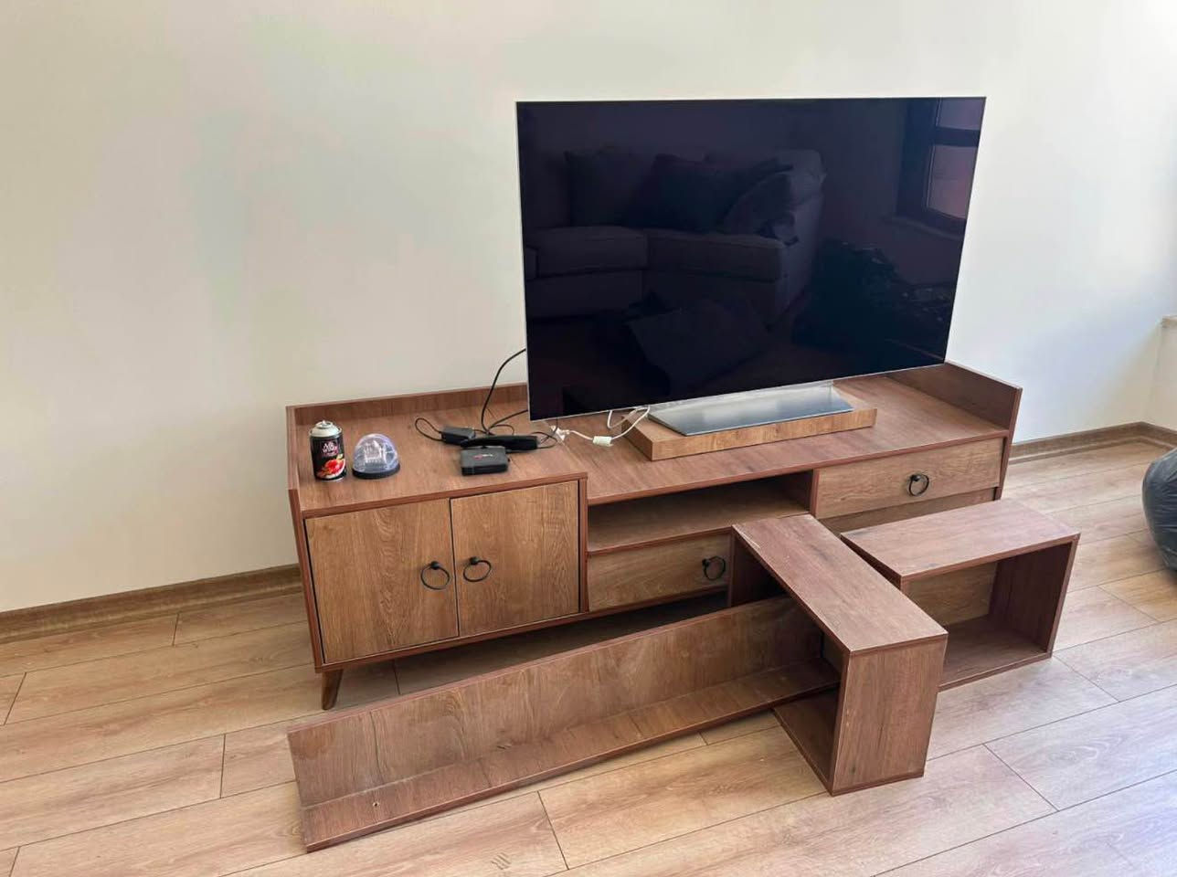 للبيع ميز تلفزيون و رف (خشب MDF)

الأبعاد: 180 × 56 × 52 سم (الطول × الارتفاع × العمق)

يتضمن:

* رف بطول 116 سم
* رفين صندوقيين، قياس كل واحد 50 × 33 سم

السعر: 180,000 دينار عراقي

📍 الموقع: أربيل
🚚 التحميل والنقل على المشتري

📱 للتواصل عبر واتساب: *********** أربيل, العراق

