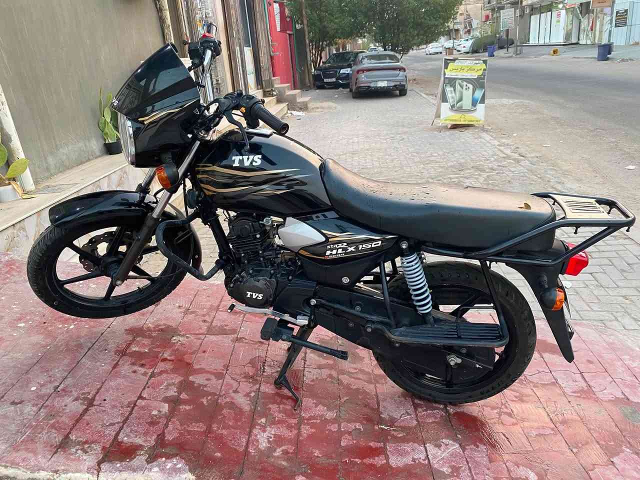 السلام عليكم دراجة TVSكلاسيك للبيع نظافة 100‎%‎
دراجة مشتريها بسنه 2022 ماشي بيه (9000KM) 
ومن سنه 22 ضامها متروكه جديدة 🆕 الله شاهد غسلتها وبدلت دهن وجودرتها وضميتها نقصها فقط باتري 
دراجة اوراق بأسمي 
سعر مليون و250 الف 
اكرر دراجة جديدة برغي ما مفتوح بيها تجي وتفحص 
@إشارة
للتواصل خاص او على رقم تلفون ☎️ 
***********
