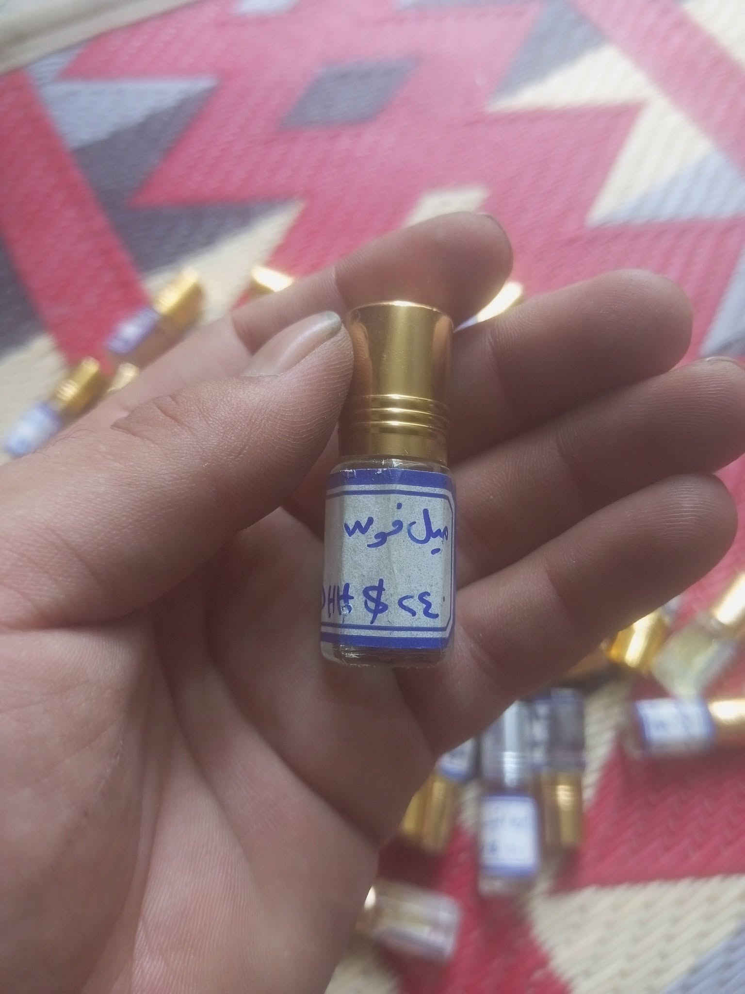 السلام عليكم..
للبيع عطور زيتية تركيب (ربع تولة) شروة كاملة بسعر تصفية لأصحاب البسطات أو الاستخدام الشخصي.

العدد الكلي: تقريباً 50 حبة.

الروائح: تشكيلة منوعة (فرنسي، شرقي، سويت) مثل عود الشيخ، زهرة الخليج، سبورت، ليرة اتنس، وبيري ميتاليك.

حالة الزجاجات: الزجاجات نظيفة، لكن المستويات مختلفة (اكو بيهن متروسات، واكو نص، واكو ربع) والمعاينة واضحة بالصور
السعر 25 قفل مكاني بغداد
