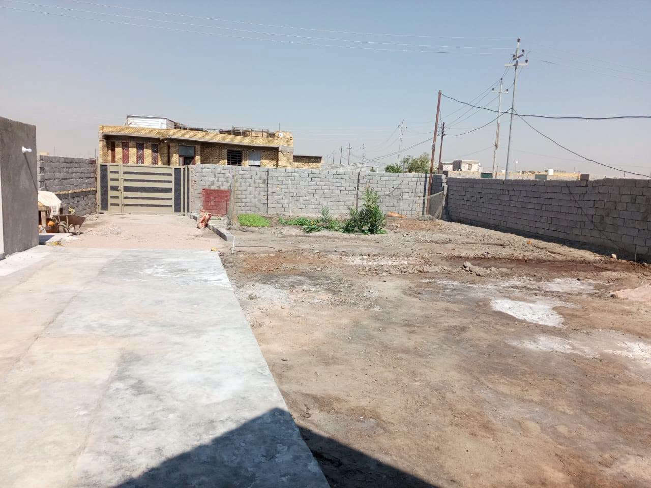 بيت للبيع زراعي مساحه 750متر حي جوادين نزله ثانيه شارع رئيسي 
بيت بتلو صب بناء طابوك سقف كونكريت مسلح 
يحتوي على 3 غرف نوم واحده 7في4
صاله 4في 8 مع كردول كبير 
مع مطبخ 8في 4حار وبارد يوانية 12 في 4 صحيات داخلية وخارجية 
وكل غرفه لها صحيات داخلية 
مجهز أحسن كرانيت والسيراميك 
يصلح عائلة كبيره 
سعر نهائي 120
***********
