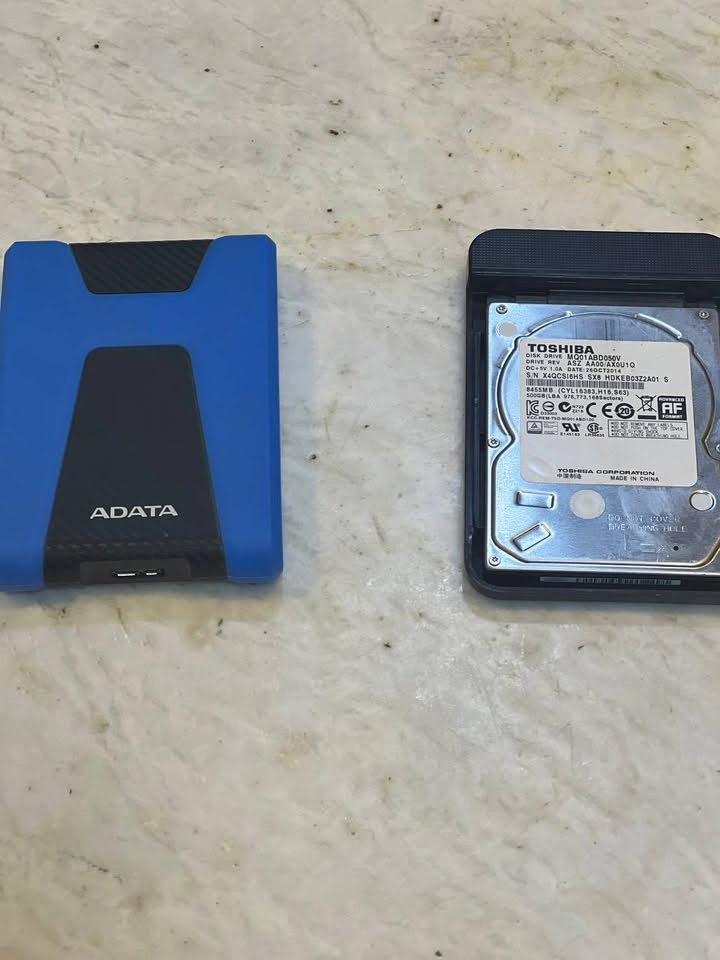 واحد تيره ADATA نص تيره TOSHIBA 
يوجد توصيل 
سعر 100  ثنينهم
***********

