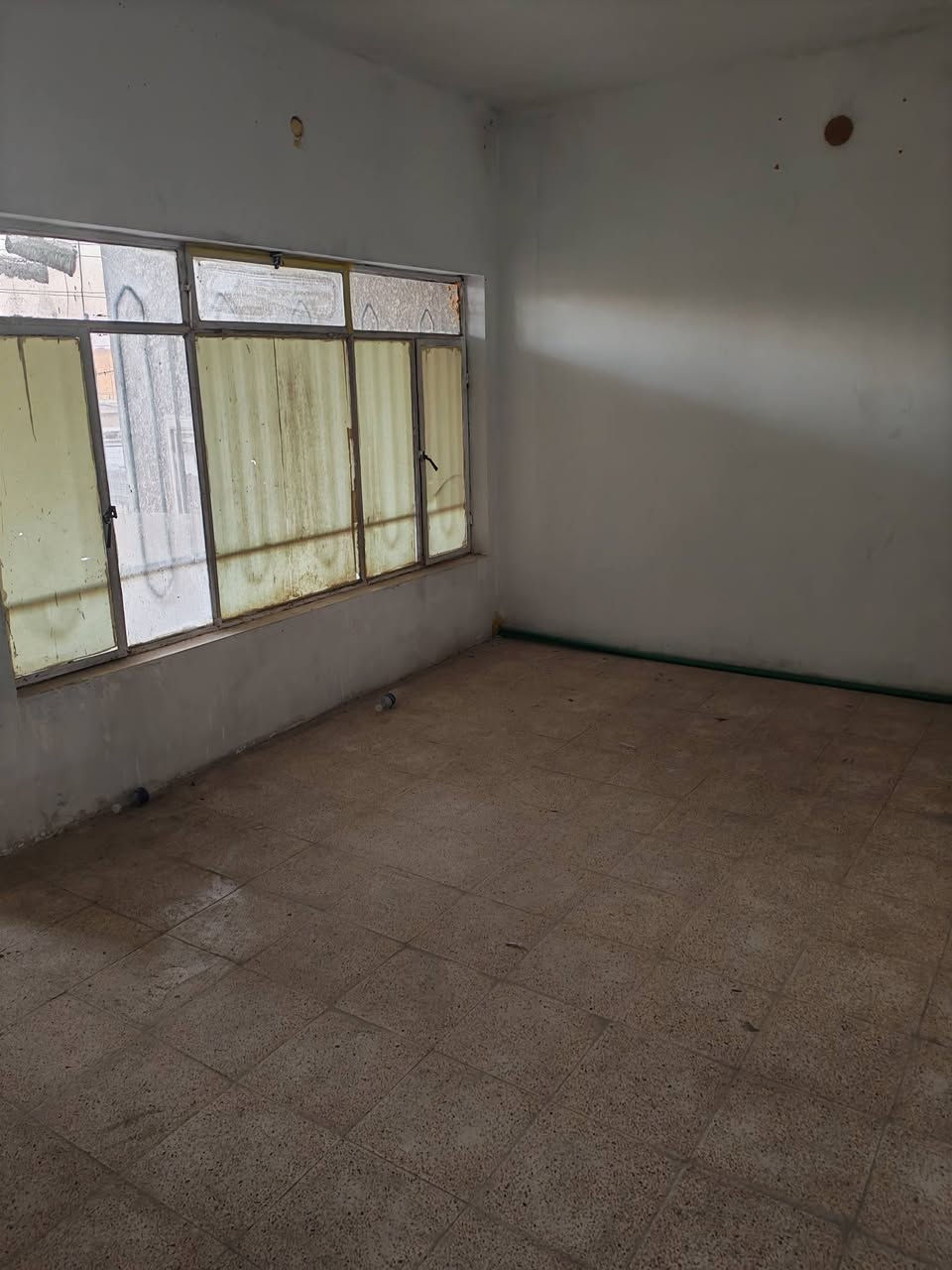ياالله يوجد بيت طابق اول مساحه 100 متر اللايجار تكون غرفه وصاله ومطبخ وخدمات نضيف لبيت ايجاره 350 موقع الدوره الكفائات المخابرات الاستفسار ***********

