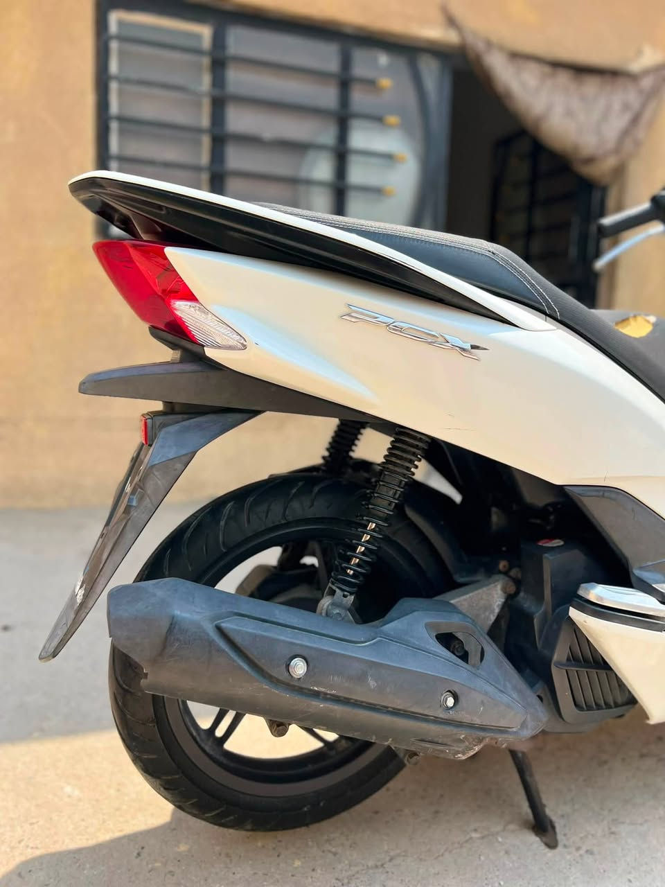 السلام عليكم Pcx  جيل الثاني مكفوله كفاله عامه  مكينه 125حساس ازدحام وحساس ستان  دراجه مال جناي قبل شهرين نزلته السعر مليون و ٨٥٠ الهاتف ‭***********‬ العنوان بغدادالزعفرانيه
