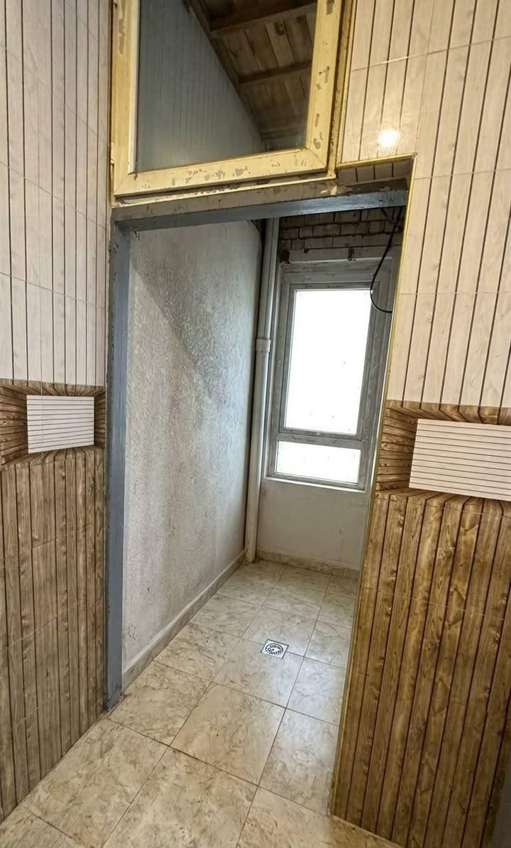 السلام عليكم ✋🏠
بيت للبيع الناصريه حي اور 
يتكون من طابقين كونكريت2️⃣  
الطابق لأول 1️⃣ استقبال🛋️  وغرفت نوم 🛏️ وصاله ومجموعة صحيات داخليه وخارجيه 🚻 وكلدور ومطبخ🧑‍🍳 🍴
الطابق الثاني 2️⃣ 
يتكون من ثلاث غرف نوم🛏️
وصاله ومجموعة صحيات داخليه وخارجيه 🚻 التواصل التصال على رقم *********** وتسابhttps://chat.whatsapp.com/CgF4j4SEF8eL8MxtcRHqut
