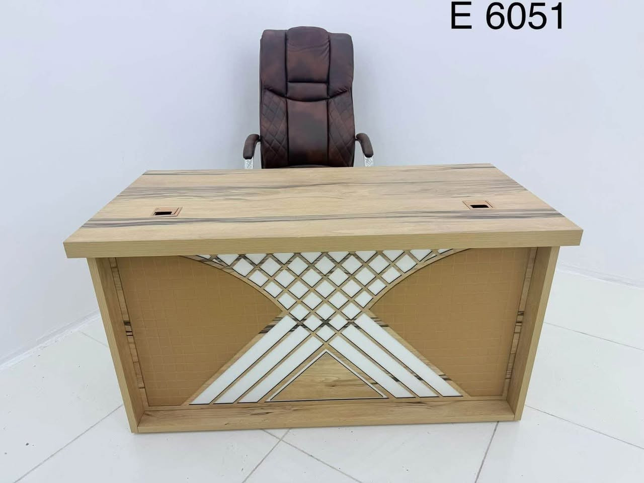اثاث مكتبي  بسعر الجملة 
***********

نص مكتوب في الصور:
- E 6051
- كرسي دوار 223