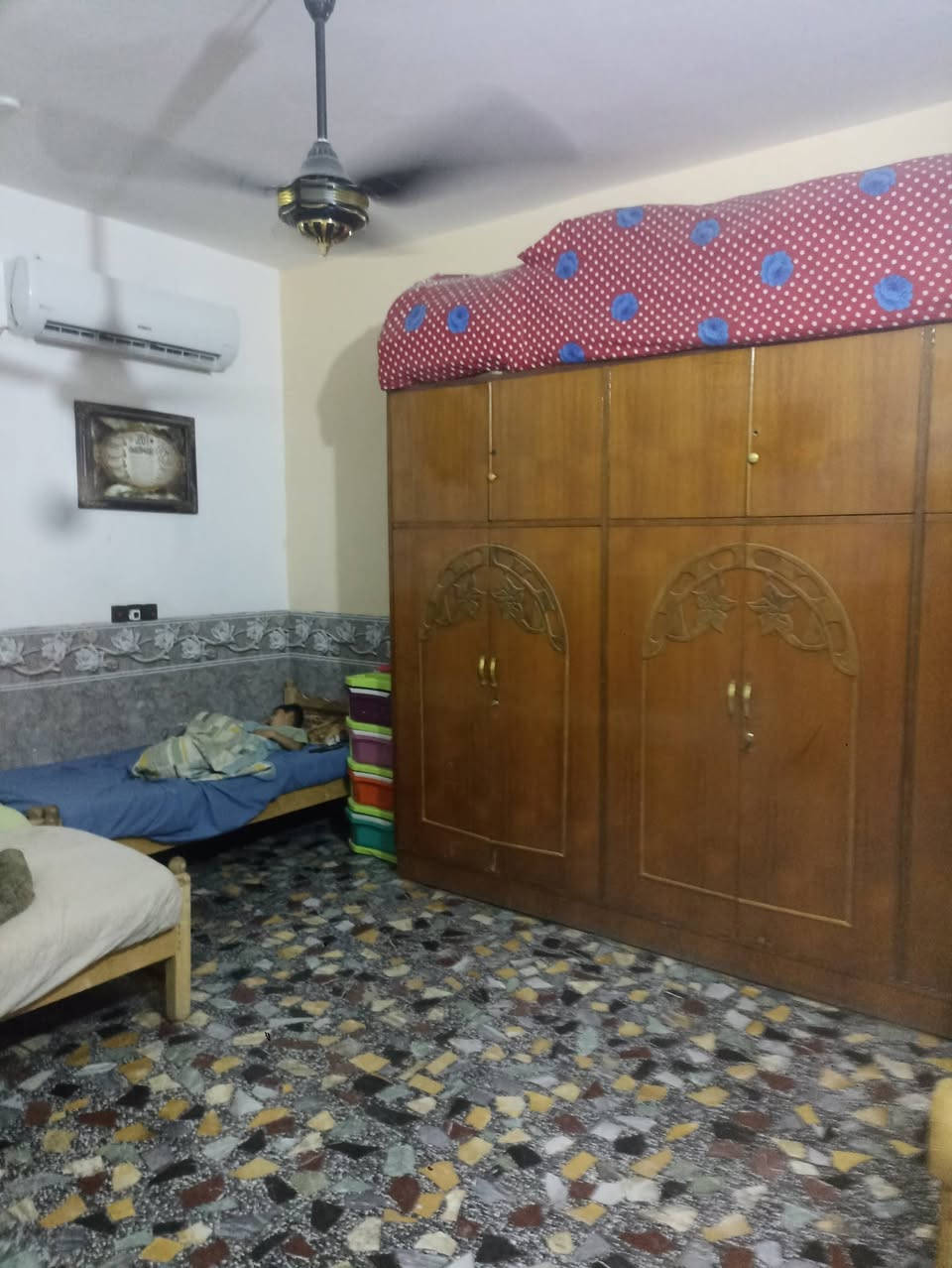 بيت مساحه 200 متر طابقين طابو صرف 4 غرف  بناء حديث سنت 25 سنتر شارع 30 بلوفه الحاده باسم صاحب البيت حله سيف سعد بعد مستشفى الكفيل شارع 30 بعد الملعب سعره 300 ملاحظه التعامل مع صاحب البيت اتصال ***********
