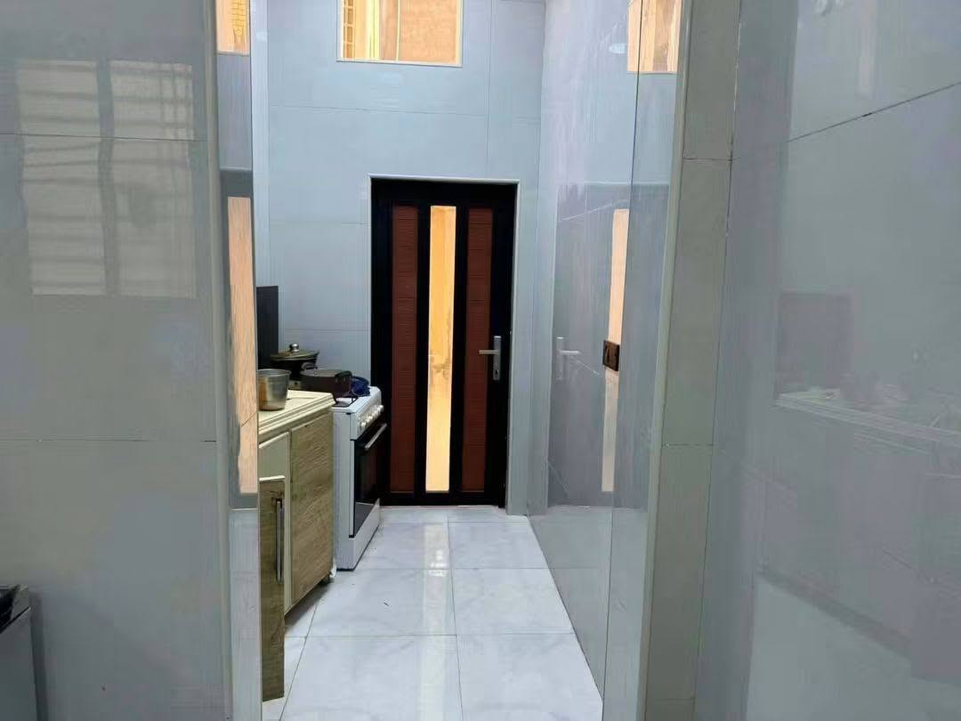 بيت طابقين • ٦ غرف • مسبح ٧٠م