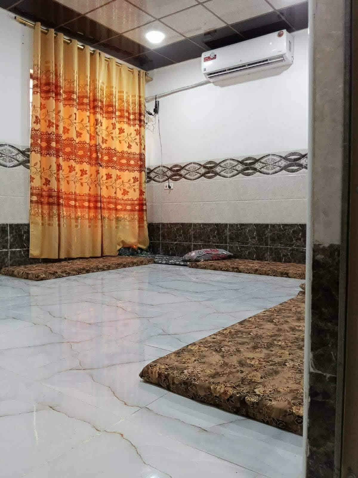 بيت للبيع في حي الأول خلف جامع الياسين مساحه 180 متر سند ابيض سعر 45 نتصل على رقم *********** وتساب
