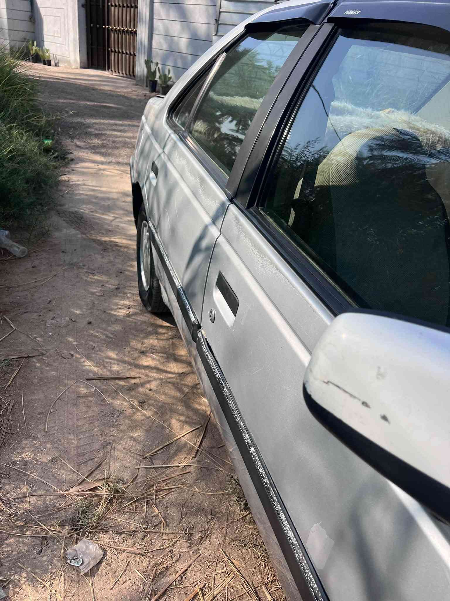 بيجو روى موديل ٢٠٠٩ مكينه وكير مكفولات  تخم تاير حداديه جديد سنويه ساقطه رقم نجف تحويل ثاني يوم 
راعيها موجود مكفوله من الضربه  والصبغ السعر ٢٣ وبيها مجال قليل 
ما متواجد ع الفيس فقط اتصال  ***********
