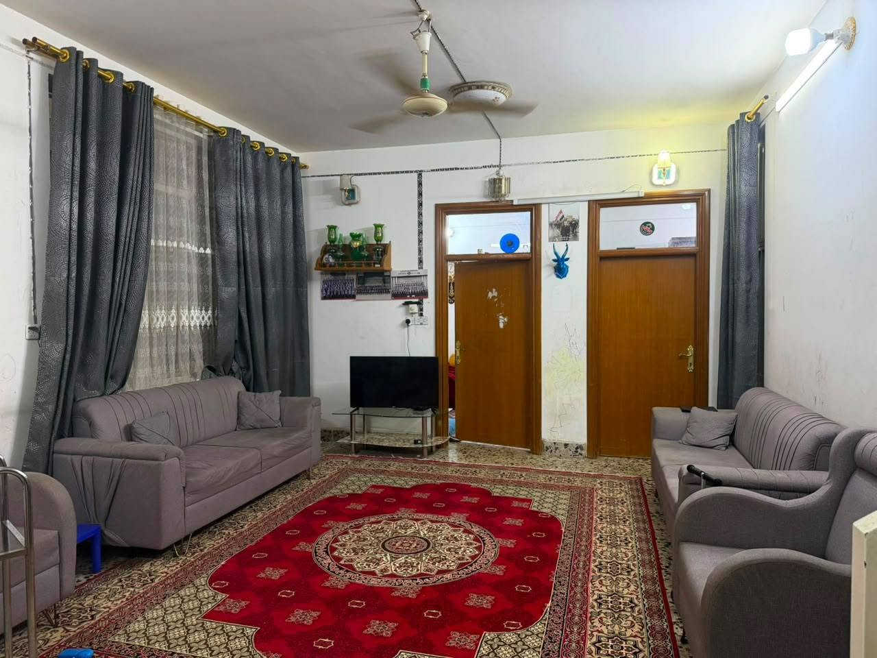 يا الله بيت للبيع المساحه 200 متر النجف الاشرف حي الفرات شارع 20 يم مول الفرات غرفتين وصاله واستقبال ومطبخ صحيات شغل جناي سند البناء 2020 السعر المتر 5/500 وبي مجال بسيط الاستفسار وراجعه مكتب بركات اهل البيت ***********
