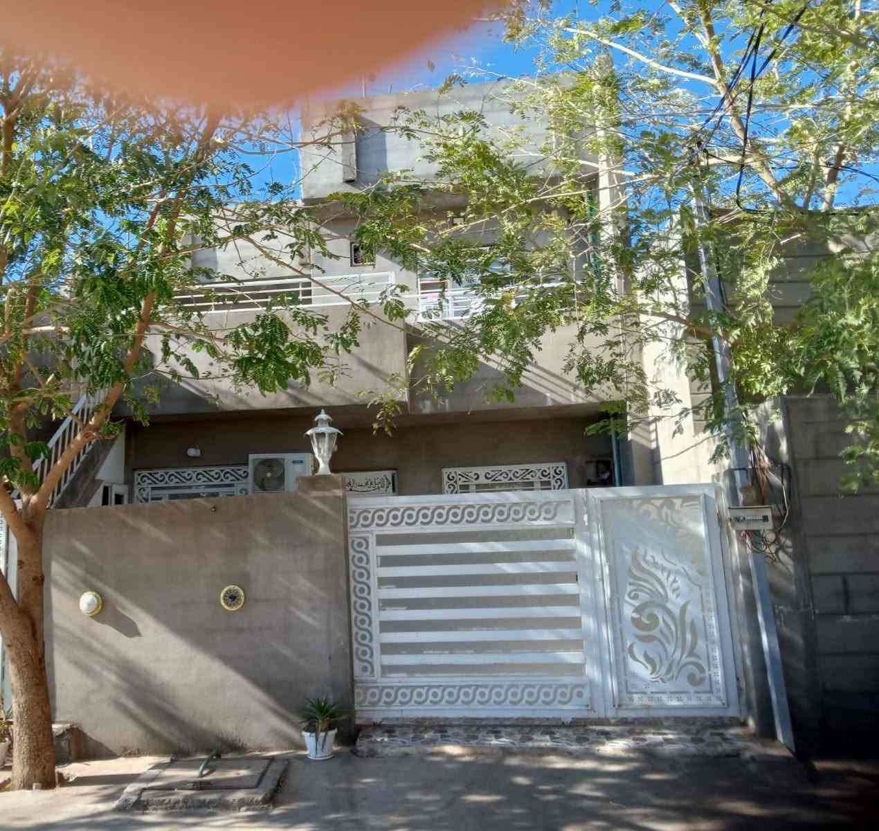 بيت للبيع عل كورنيش خلف مجمع حجي حازم مساحه160متر مربع بناء طابقين حديث عدد غرف نوم4
استقبال2
مطبخ2
حمام صحيات2
كاشي سيراميك 
سقف ثانوي
السعر70مليون وبي مجال رقم الهاتف***********
