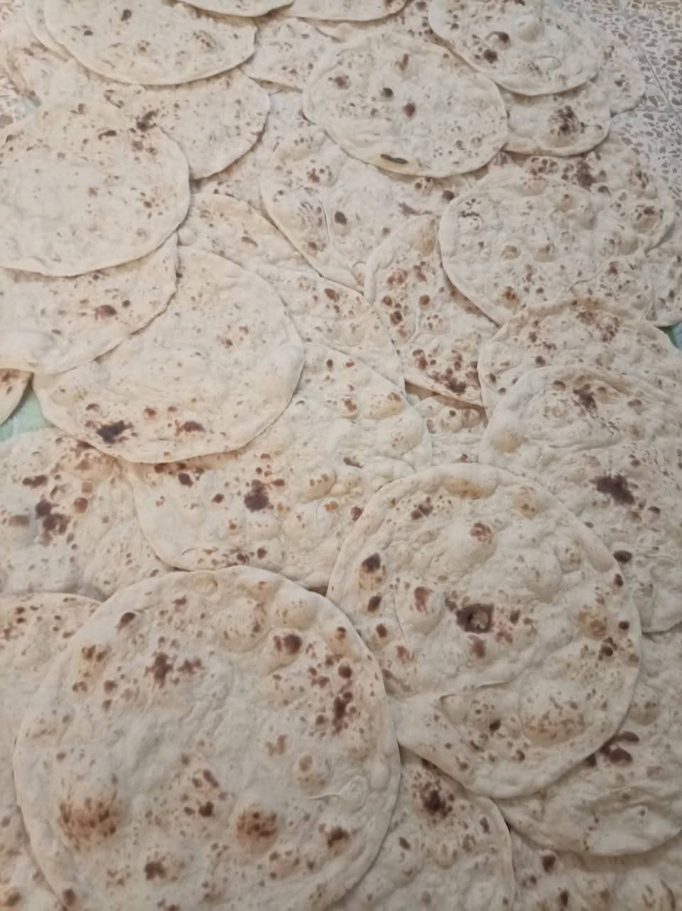 السلام عليكم 
خبز طيب ودرجة أولى الطحين من يمكم 10كرص بألف وأذا الطحين من يمي 5كرص بألف وللتواصل على الخاص أو على الرقم *********** العنوان حي الانتصار شارع ثلاثين قرب كرم مول

